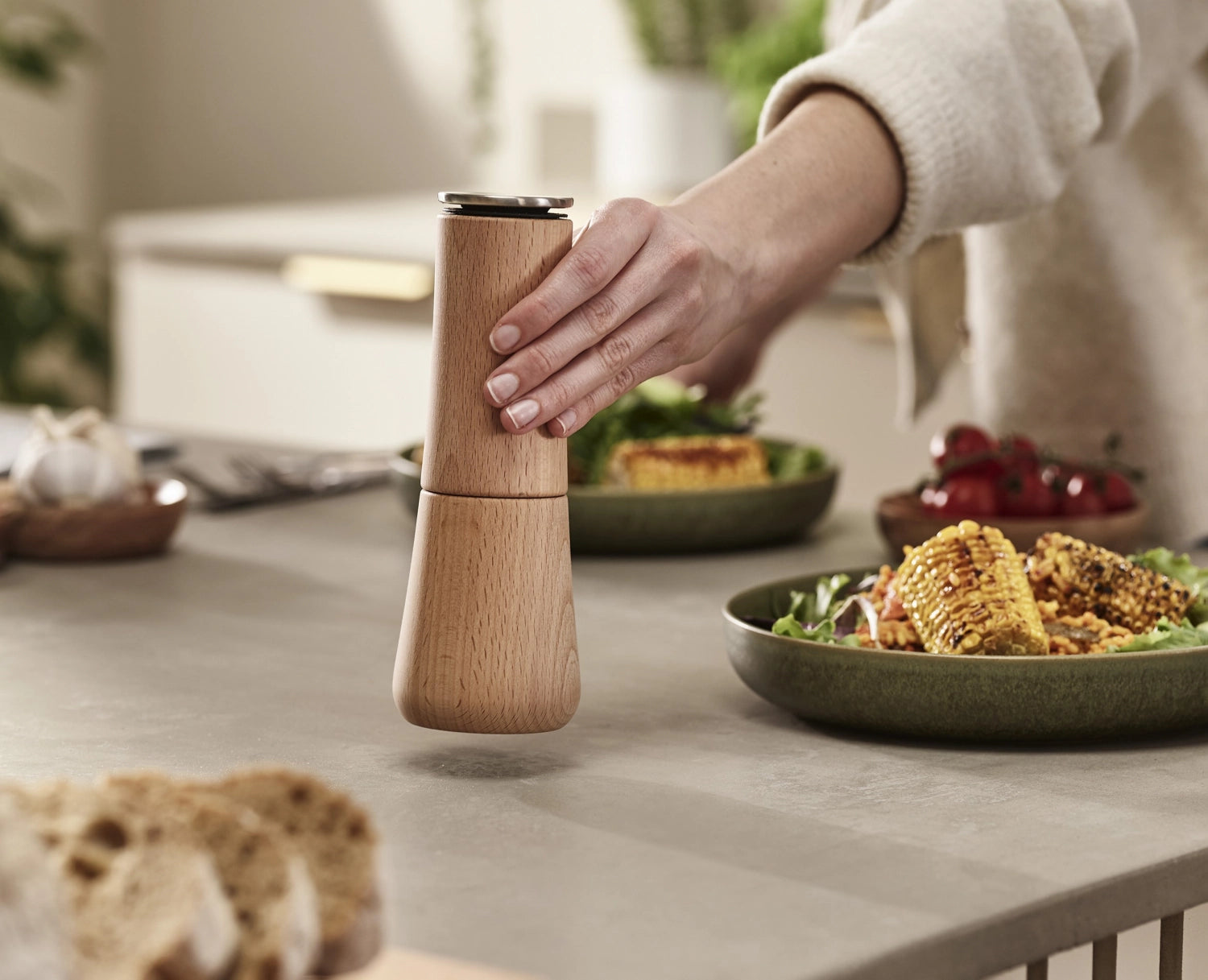 Stilvolle Joseph Joseph Milltop Wood Pfeffermühle, 19 cm, krümelfrei, perfekt für präzises Würzen und ansprechende Tischpräsentation.