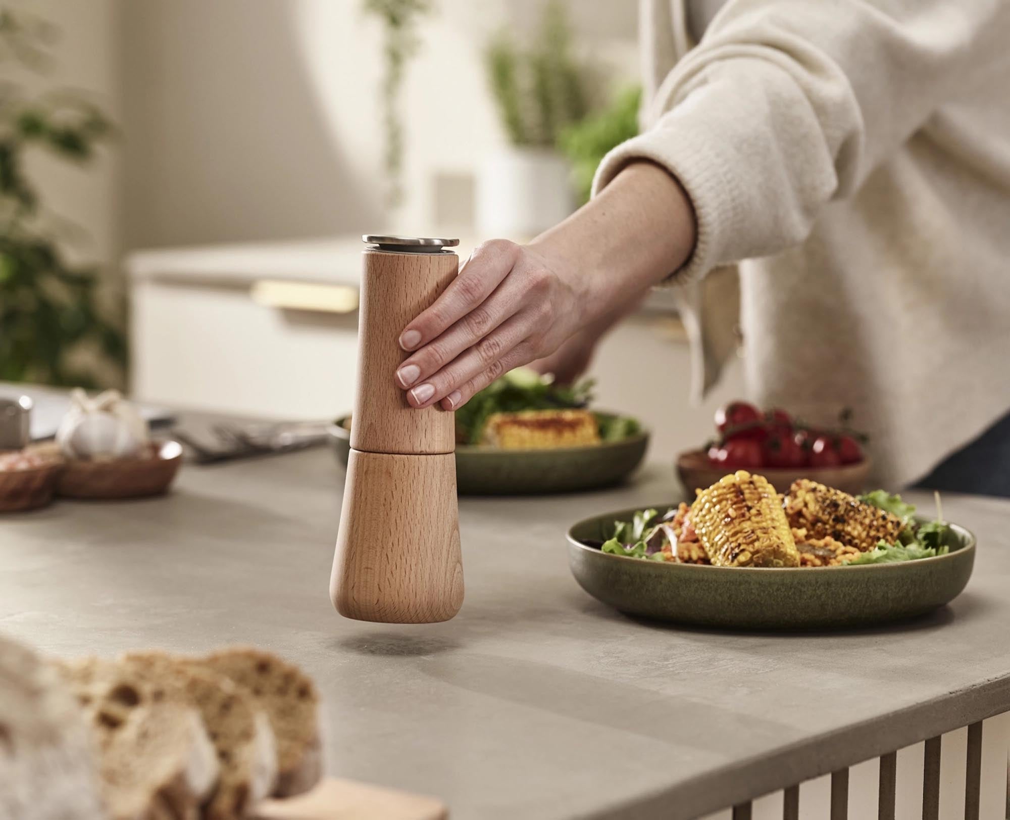 Stilvolle, krümelfreie Salzmühle aus Buchenholz mit ergonomischem Design und einstellbarem Mahlgrad für perfekte Körnung.
