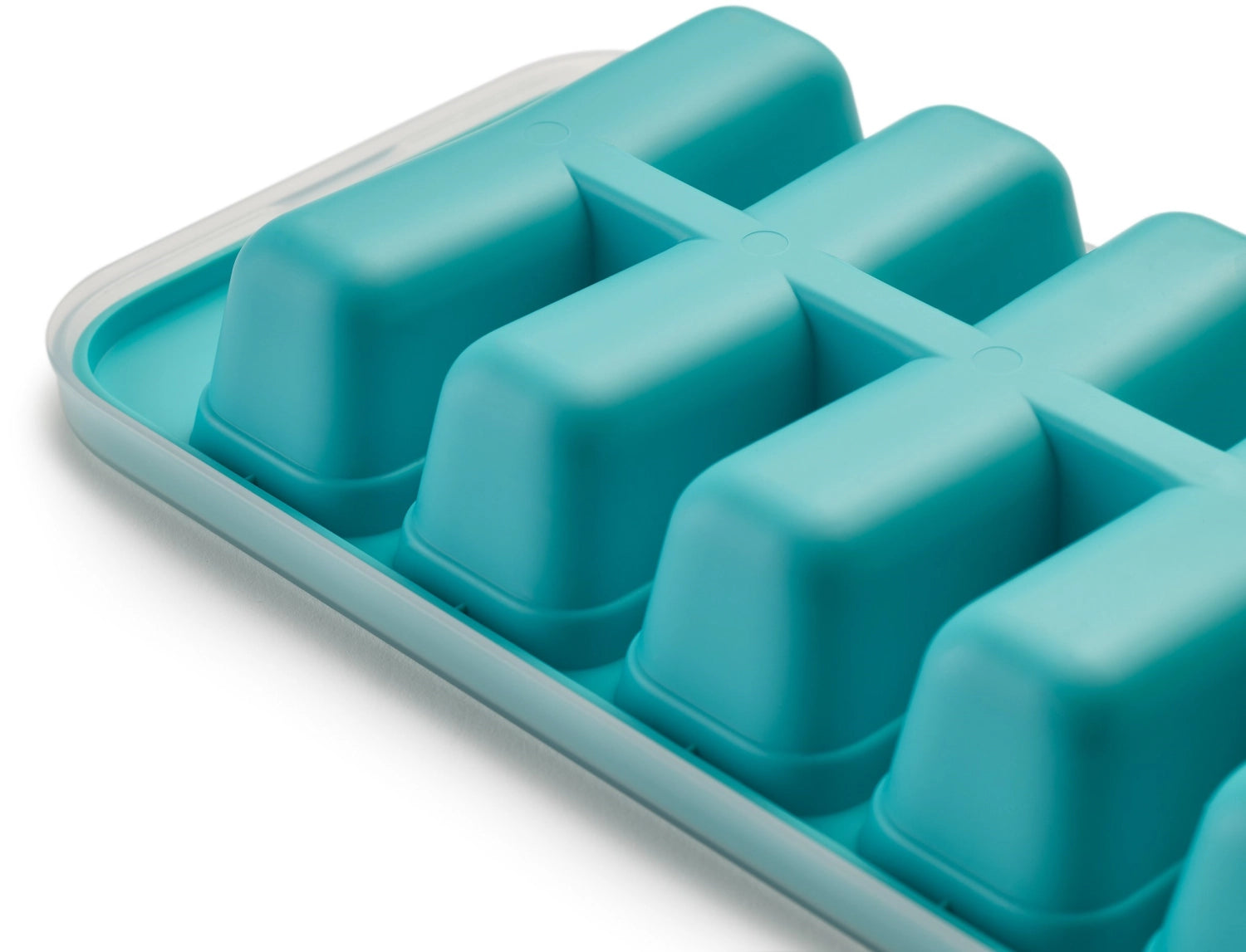 Flow Easy-fill Eiswürfelbehälter von Joseph Joseph: praktisches Design für müheloses Befüllen und gleichmäßige Eiswürfel für kühle Getränke.