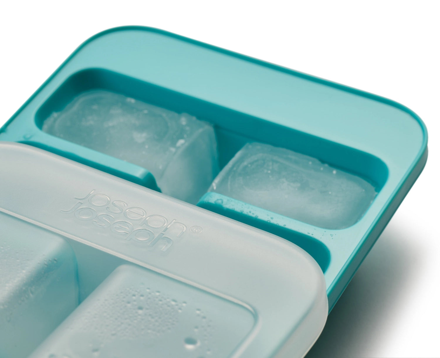 Erleben Sie den Flow Easy-fill Eiswürfelbehälter von Joseph Joseph – für einfaches Befüllen, perfekte Eiswürfel und platzsparende Aufbewahrung!