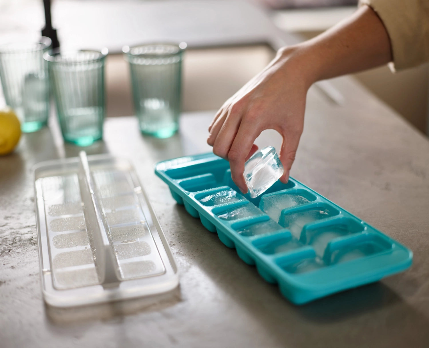 Erleben Sie den Flow Easy-fill Eiswürfelbehälter von Joseph Joseph – für einfache Handhabung, perfekte Eiswürfel und modernes, stapelbares Design!