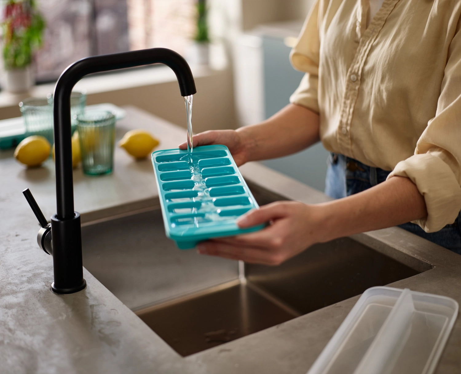 Entdecken Sie den Flow Easy-fill Eiswürfelbehälter von Joseph Joseph – für müheloses Befüllen, perfekte Eiswürfel und platzsparende Aufbewahrung!