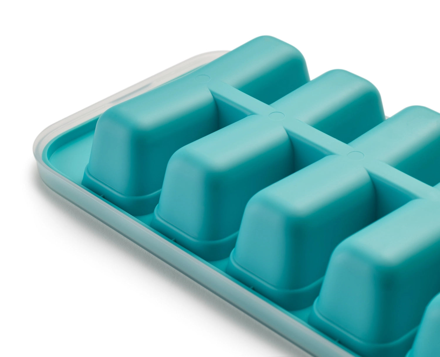 Entdecken Sie die Flow Easy-fill Eiswürfelbehälter von Joseph Joseph – platzsparend, stapelbar und ideal für müheloses Eiswürfelmachen!