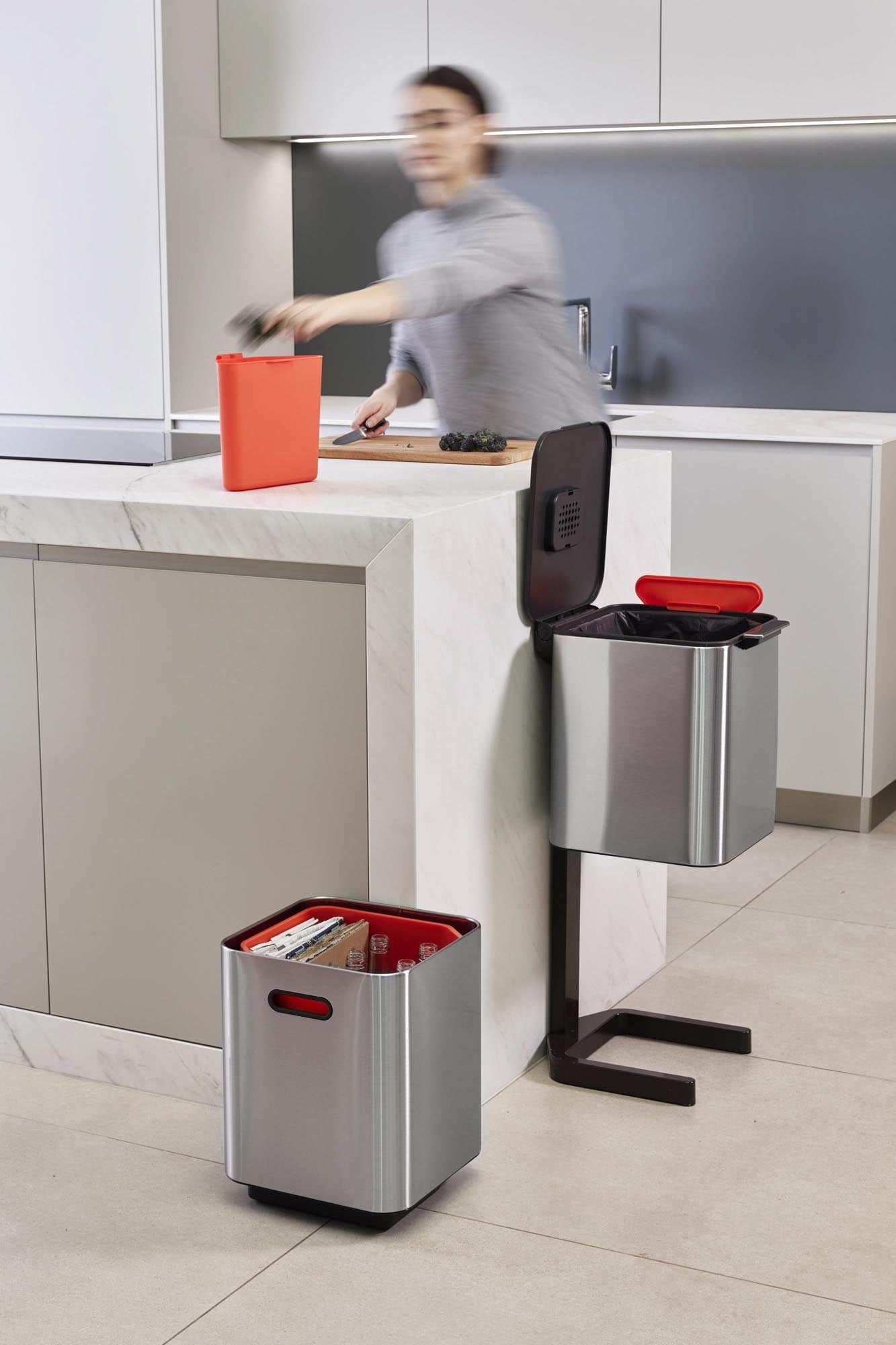 Der Totem Compact 40L von Joseph Joseph vereint stilvolles Design und Funktionalität. Perfekt für nachhaltige Abfalltrennung in modernen Küchen.