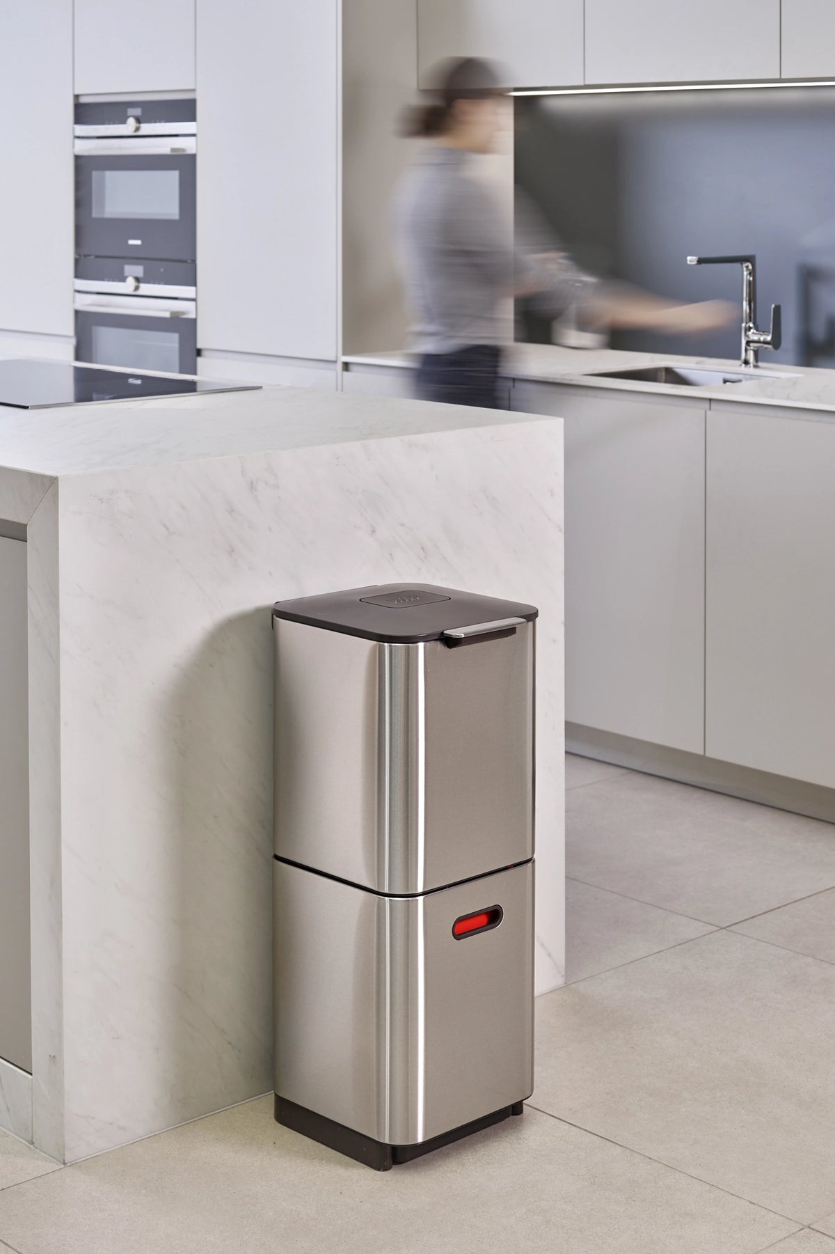 Totem Compact 40L, edelstahl in Silber präsentiert im Onlineshop von KAQTU Design AG. Mülleimer ist von Joseph Joseph