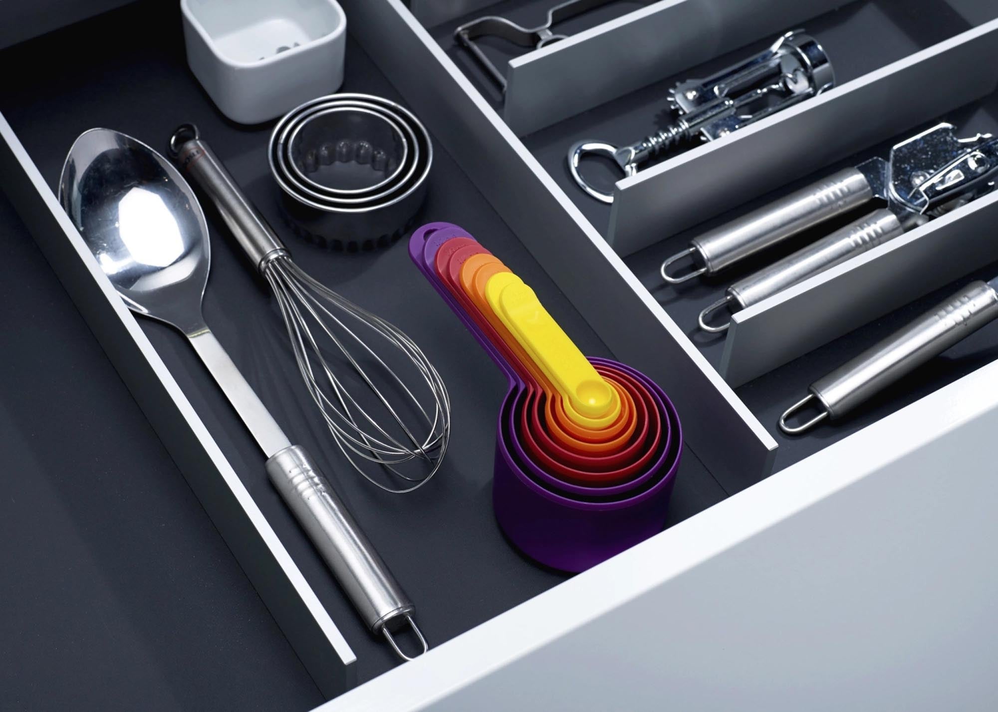 Das 8-tlg. Nest Messlöffelset von Joseph Joseph: platzsparend, langlebig, ergonomisch – ideal für präzises Abmessen in der Küche.