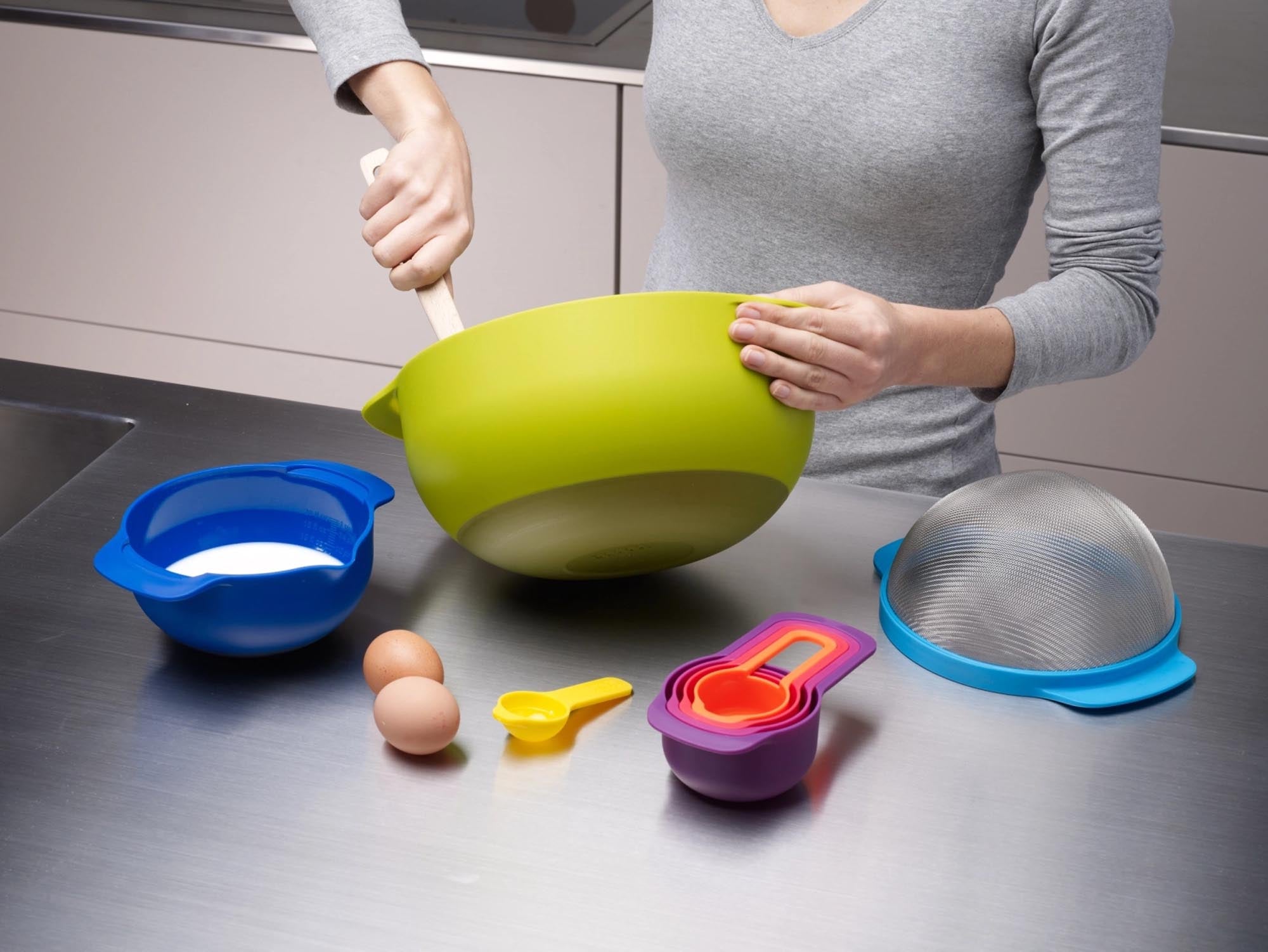 Praktisches 9-teiliges Set aus Schüsseln und Messlöffeln von Joseph Joseph – ideal für präzises Kochen und platzsparende Aufbewahrung.