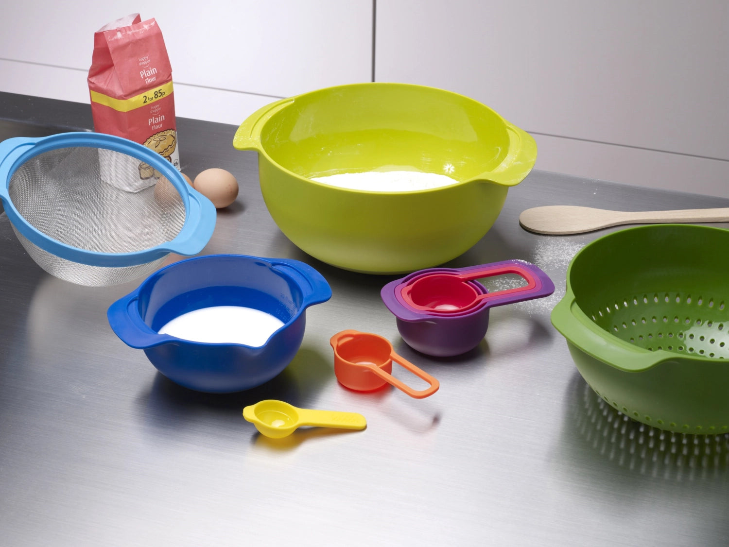 Vielseitiges 9-teiliges Set aus Schüsseln und Messlöffeln von Joseph Joseph, ideal für präzises Messen und platzsparende Aufbewahrung in der Küche.