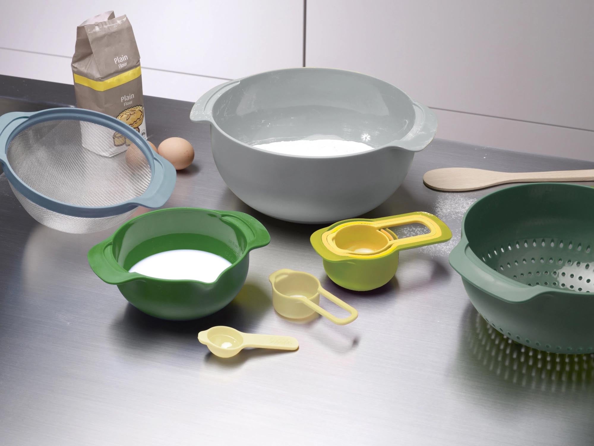 Nest 9 Plus Opal: Stilvolles Schüssel- und Messlöffelset von Joseph Joseph.