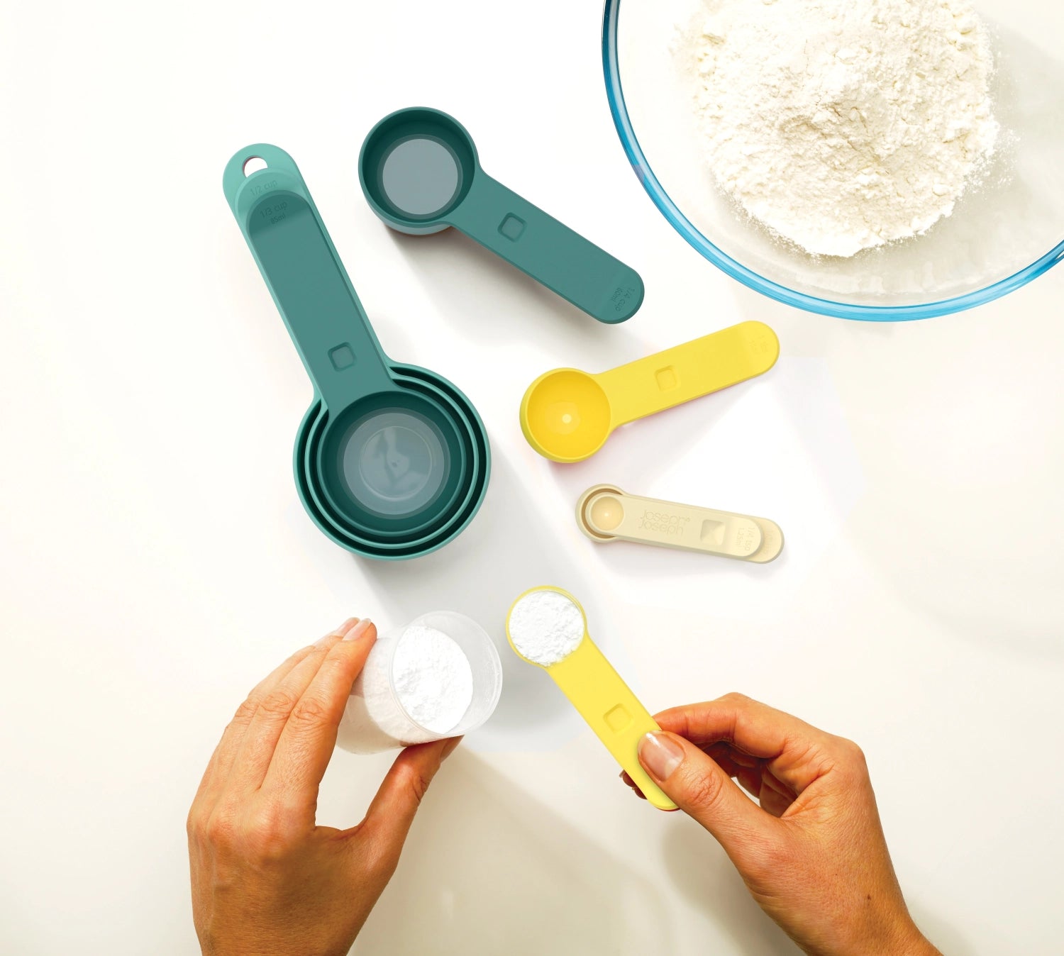 Vielseitiges 8-teiliges Messlöffelset "Nest" von Joseph Joseph in lebhaften Farben, perfekt für exaktes Messen beim Kochen und Backen.