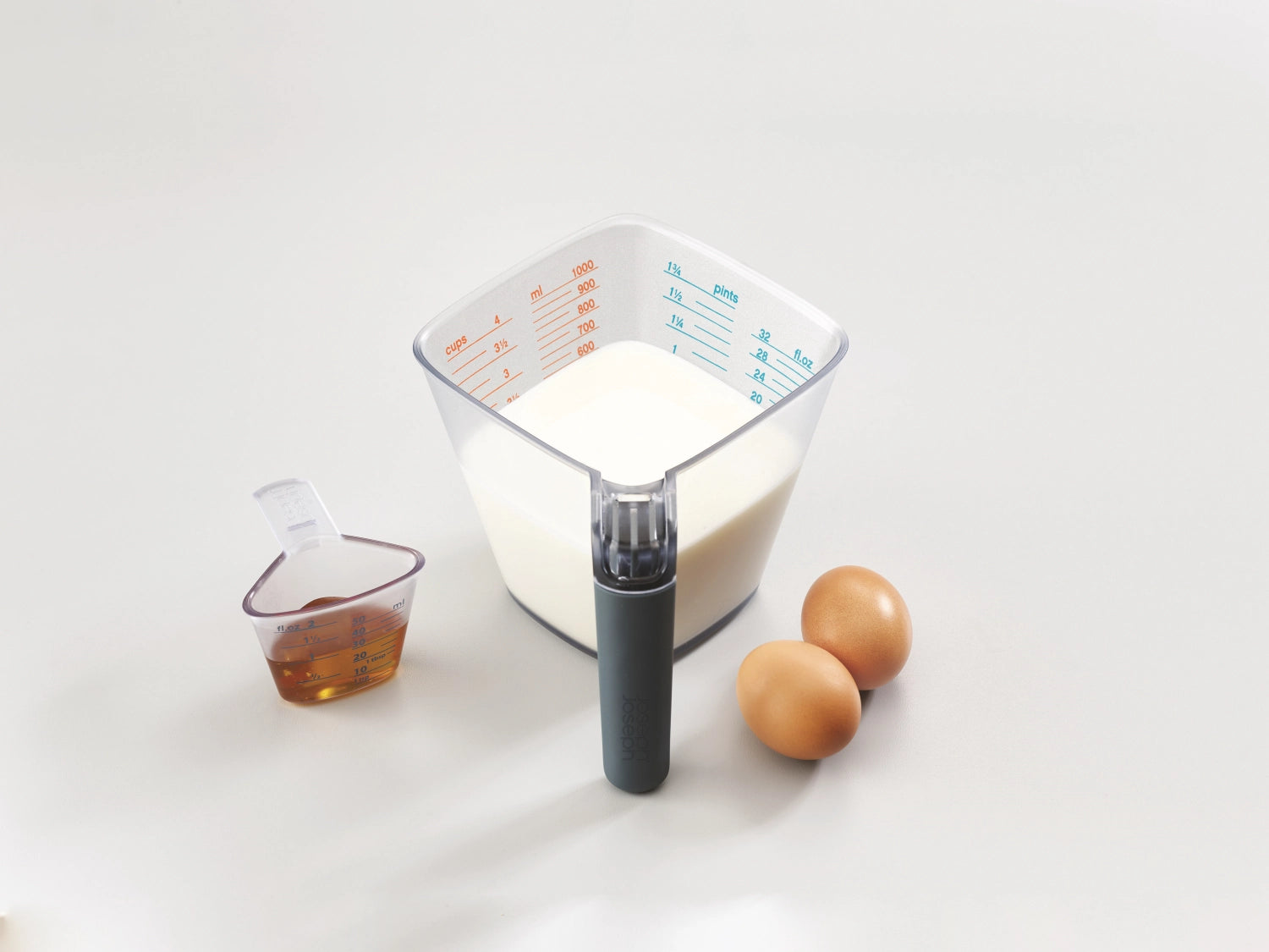 Hochwertiges 2-teiliges Messbecher-Set von Joseph Joseph, perfekt für exakte Messungen, mit klaren, gut sichtbaren Markierungen für müheloses Ablesen.