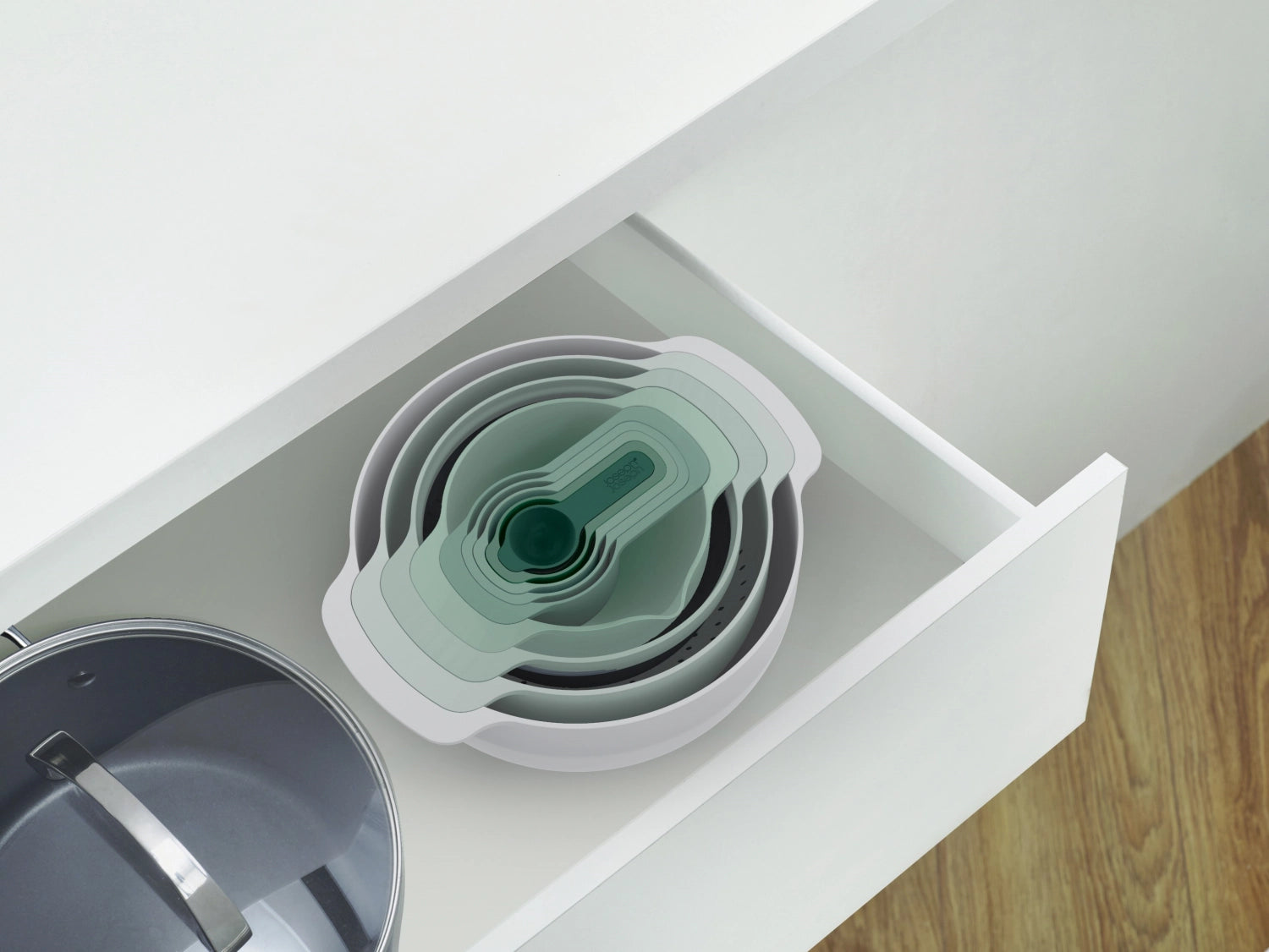 Praktisches 9-teiliges Messlöffelset Nest Plus von Joseph Joseph in verschiedenen Farben, ideal für präzises Messen in der Küche.