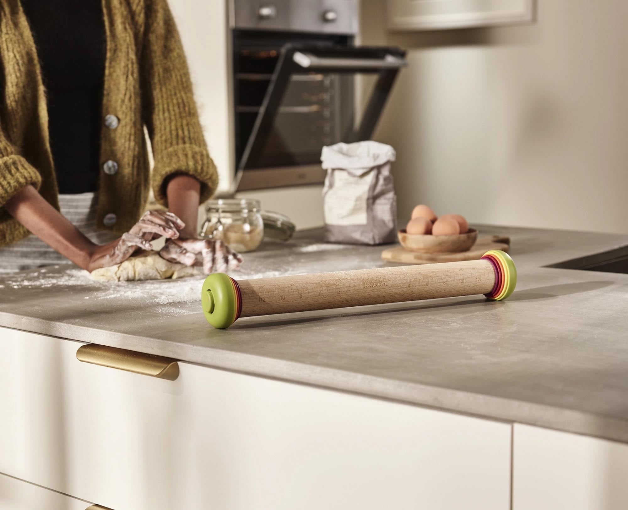 Das PrecisionPin Nudelholz von Joseph Joseph ist ein stilvolles, verstellbares Backutensil aus Buchenholz, perfekt für präzises Ausrollen von Teig.