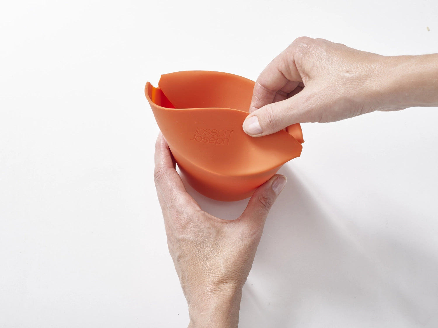 Zwei kompakte M-Cuisine Popcorn Maker von Joseph Joseph, ideal für die schnelle Zubereitung von frischem Popcorn in kleinen Mengen.