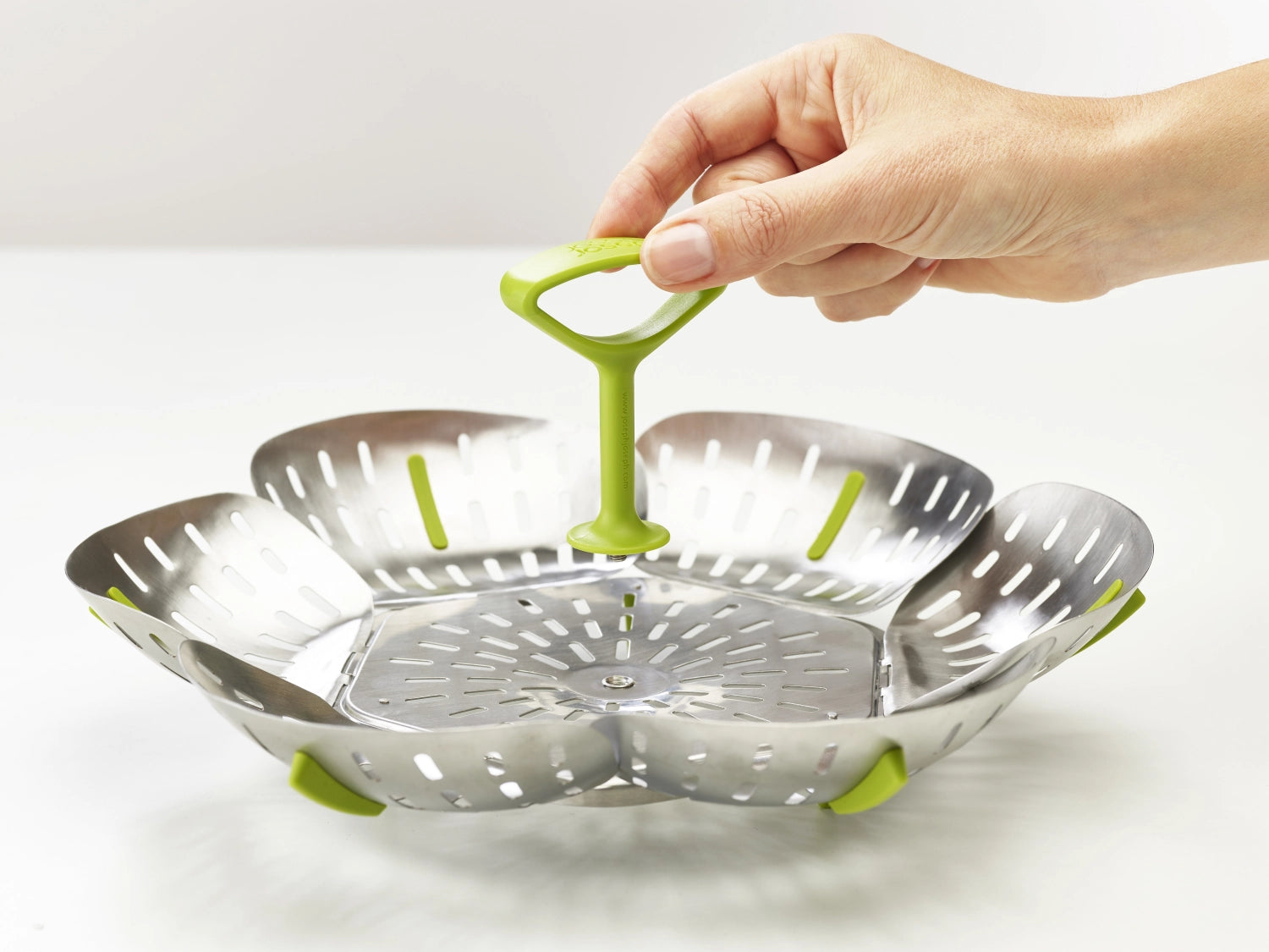 Praktischer und stilvoller Dampfgarein aus robustem Edelstahl in frischem Grün, perfekt für gesundes Kochen und platzsparend zusammenklappbar.