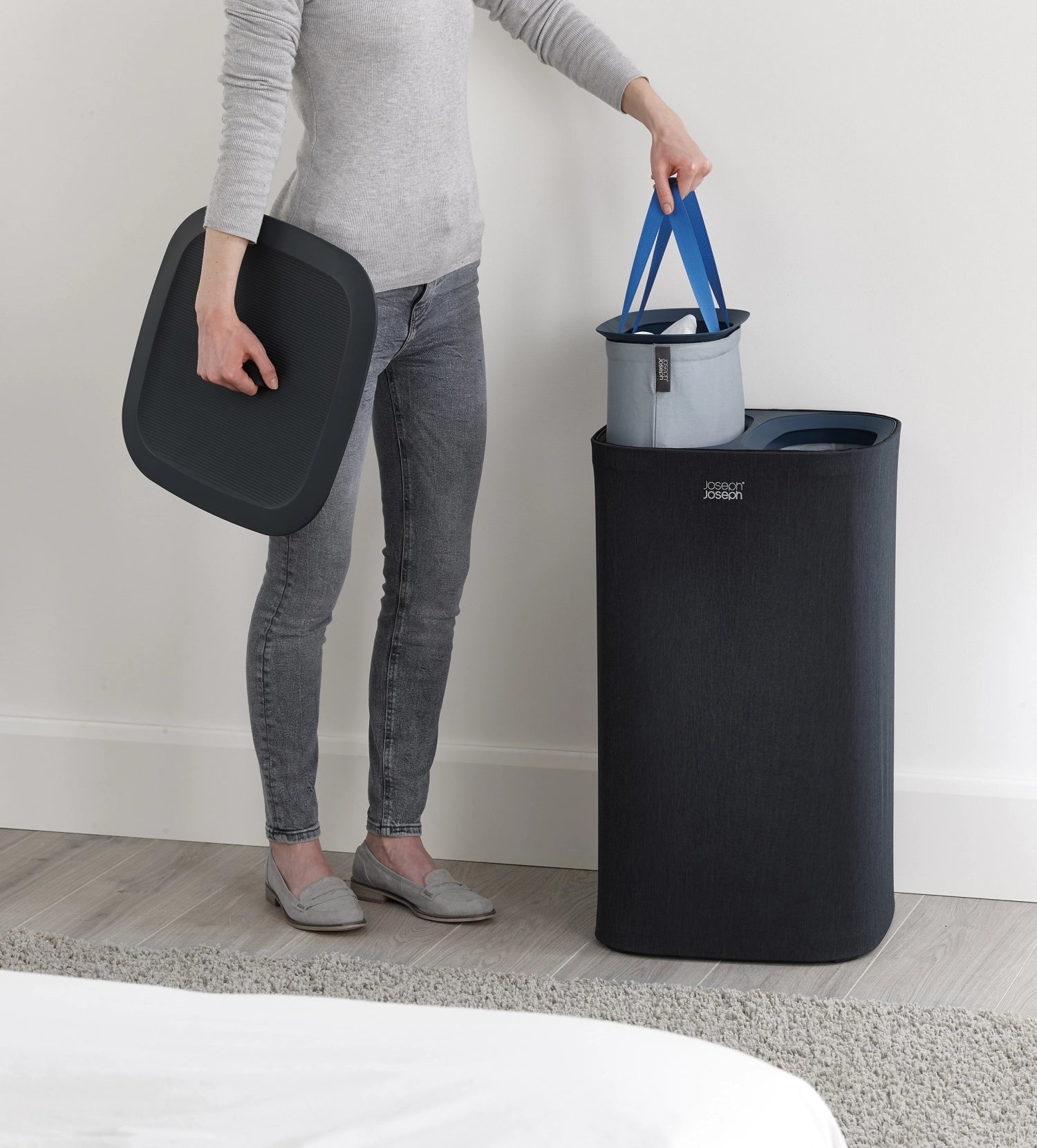 Moderner 60-Liter-Wäschetrennkorb in Schwarz von Joseph Joseph, ideal für effiziente Wäscheorganisation und ansprechendes Design.
