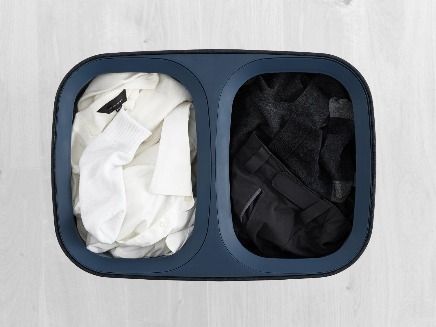 Stylischer Wäschetrennkorb in elegantem Schwarz, 90 Liter Fassungsvermögen, perfekt für die organisierte Wäschetrennung und platzsparende Nutzung.