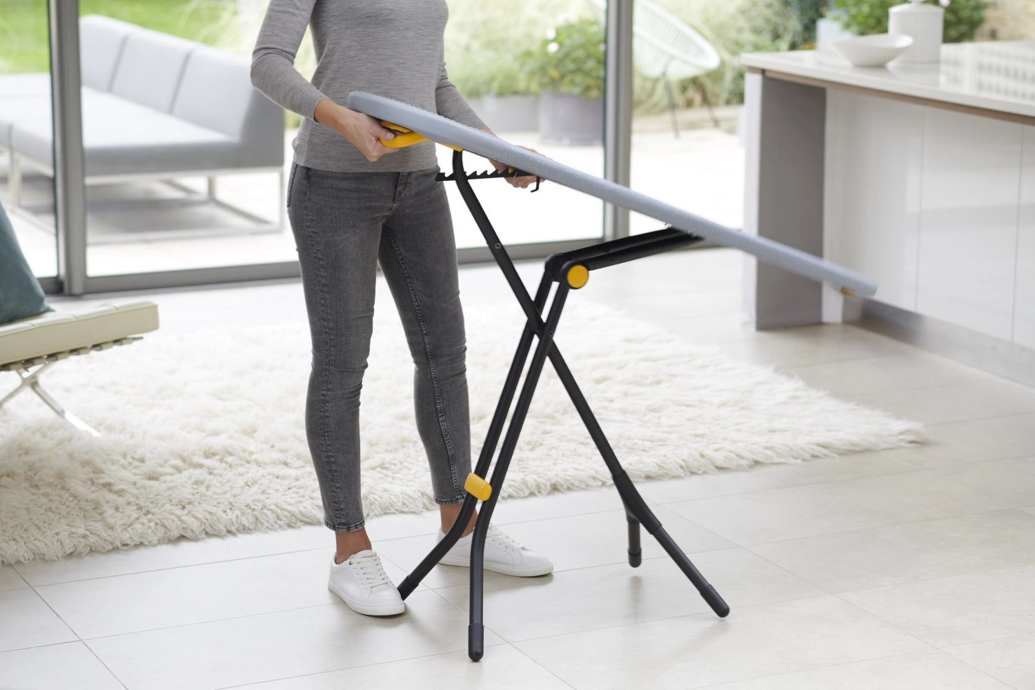 Praktisches Glide Easy-Store Bügelbrett von Joseph Joseph, 136x39x8.5cm, perfekt für schnelles und platzsparendes Bügeln.