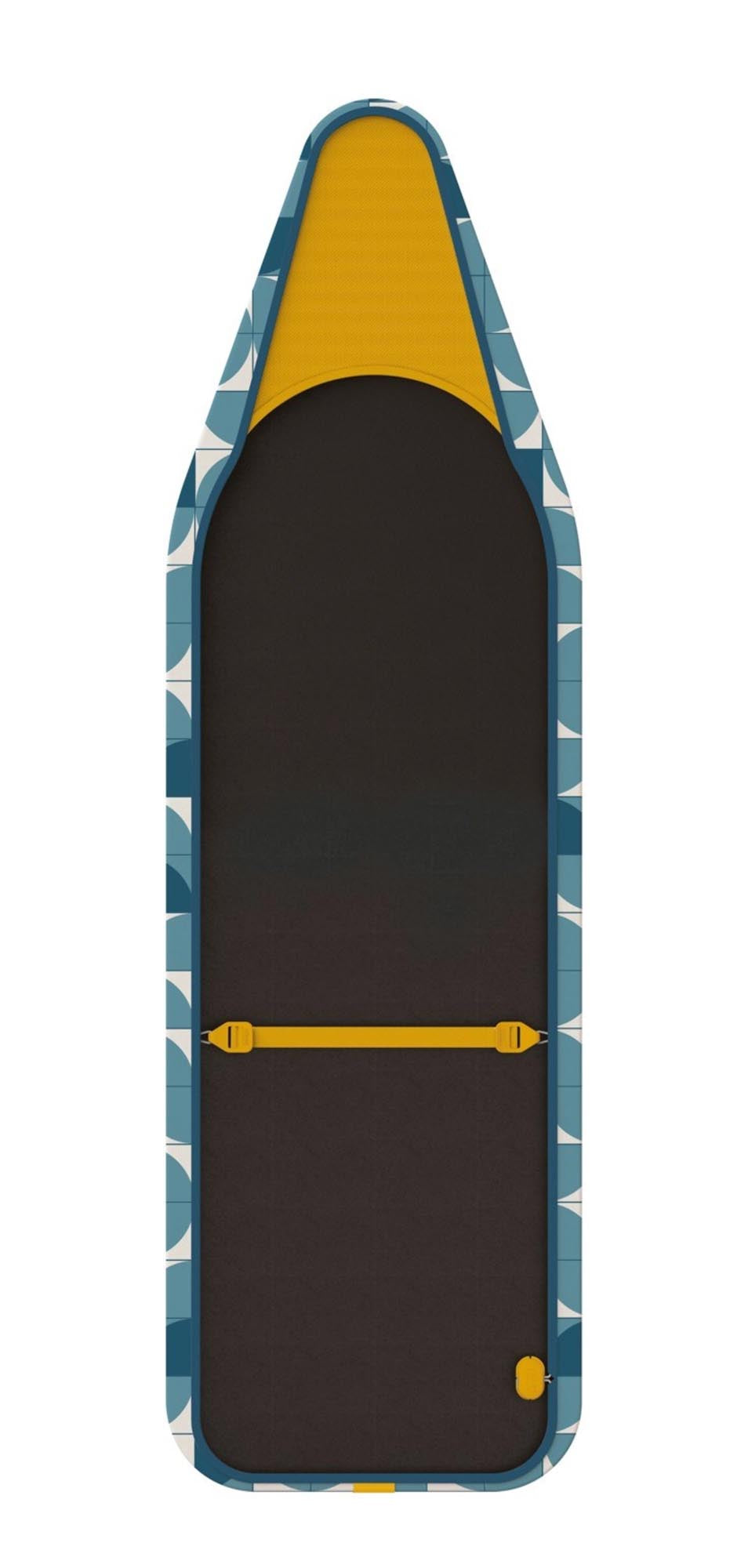 Der Flexa Bügelbrettbezug 124 cm in Mosaik-Blau von Joseph Joseph vereint Funktionalität und Eleganz, sorgt für optimale Bügelergebnisse und ist pflegeleicht.