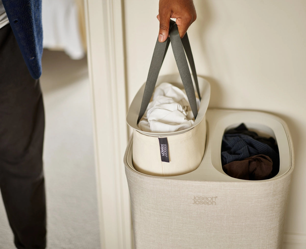Tota 60L Wäschekorb ecru in Beige präsentiert im Onlineshop von KAQTU Design AG. Wäschekorb ist von Joseph Joseph