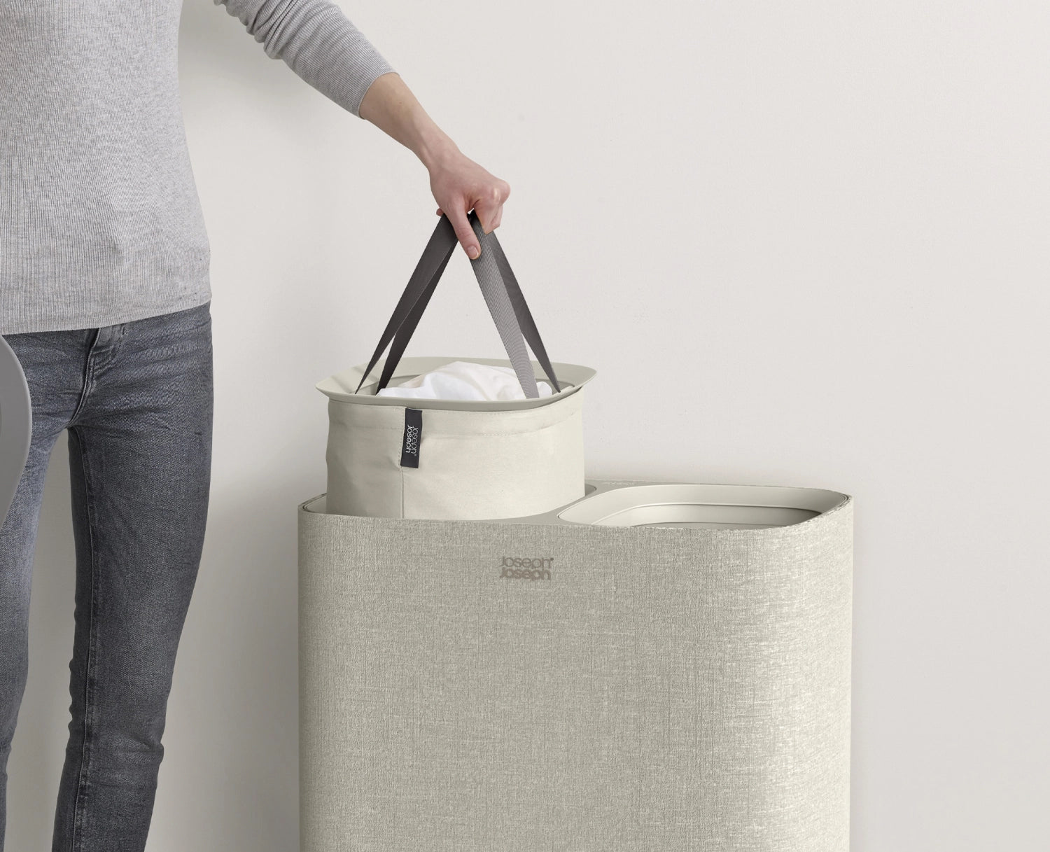 Eleganter Wäschekorb Tota 90L in Ecru von Joseph Joseph, perfekt für die stilvolle Wäscheorganisation und platzsparende Aufbewahrung.