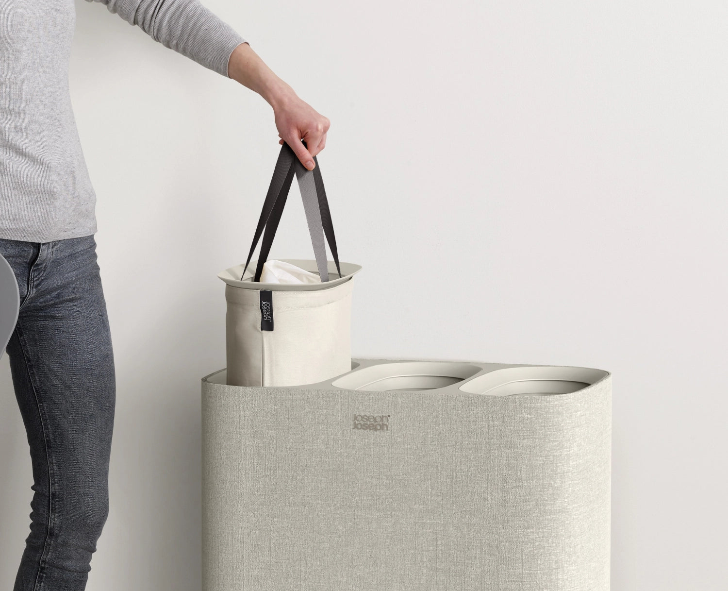 Eleganter Wäschekorb Tota Trio 90L in Ecru von Joseph Joseph, perfekt für die praktische und stilvolle Wäscheorganisation im Zuhause.