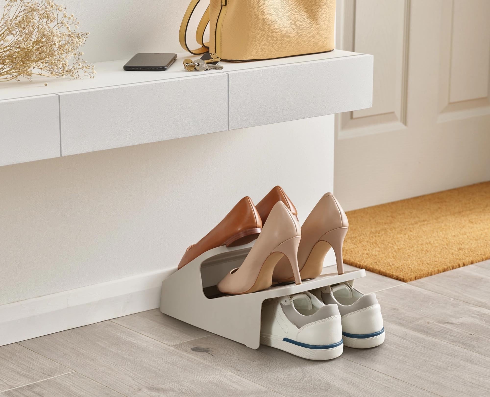 Kompaktes Schuhgestell in ecru von Joseph Joseph: Ideal für kleine Räume, bietet Platz für 12 Paar Schuhe, pflegeleicht und stilvoll.