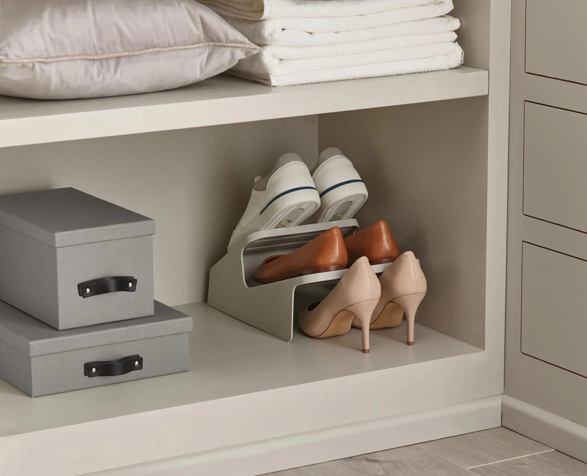 Kompaktes Shoe-In Schuhgestell in Ecru für optimale Schuhorganisation.