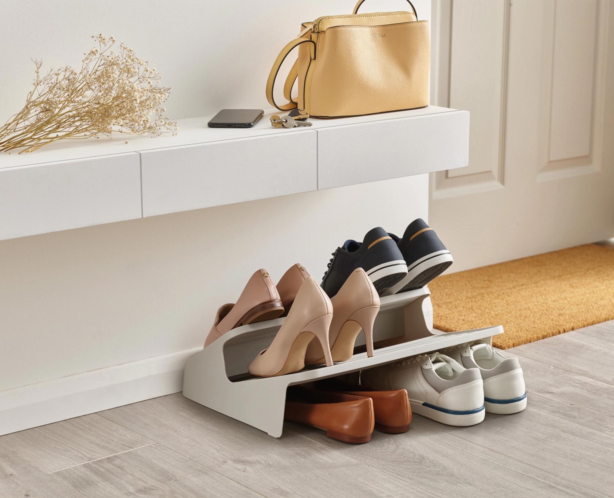 Praktisches Schuhregal für bis zu 12 Paar Schuhe. Hergestellt aus hochwertigem Polypropylen in stilvollem Ecru. Ideal für jeden Flur!