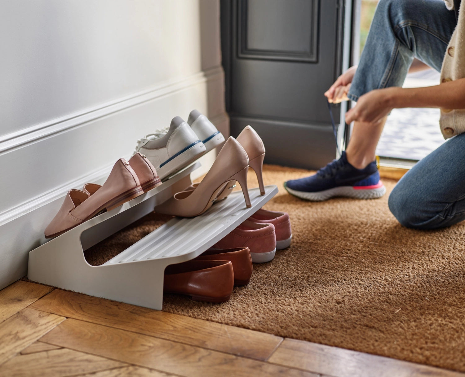 Elegantes Schuhregal in Ecru von Joseph Joseph, ideal zur stilvollen Aufbewahrung von Schuhen im Eingangsbereich.