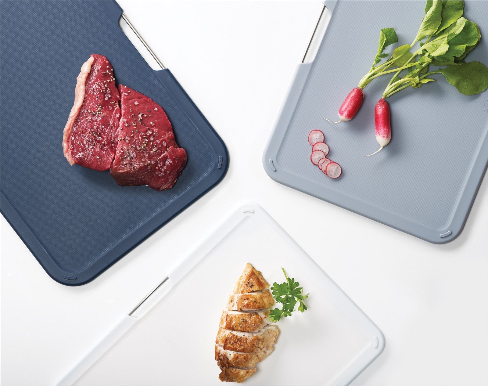 Das graue große Schneidebrett von Joseph Joseph bietet großzügige Schneidefläche, hygienische Materialien und elegantes Design – ein Must-Have für jede Küche!