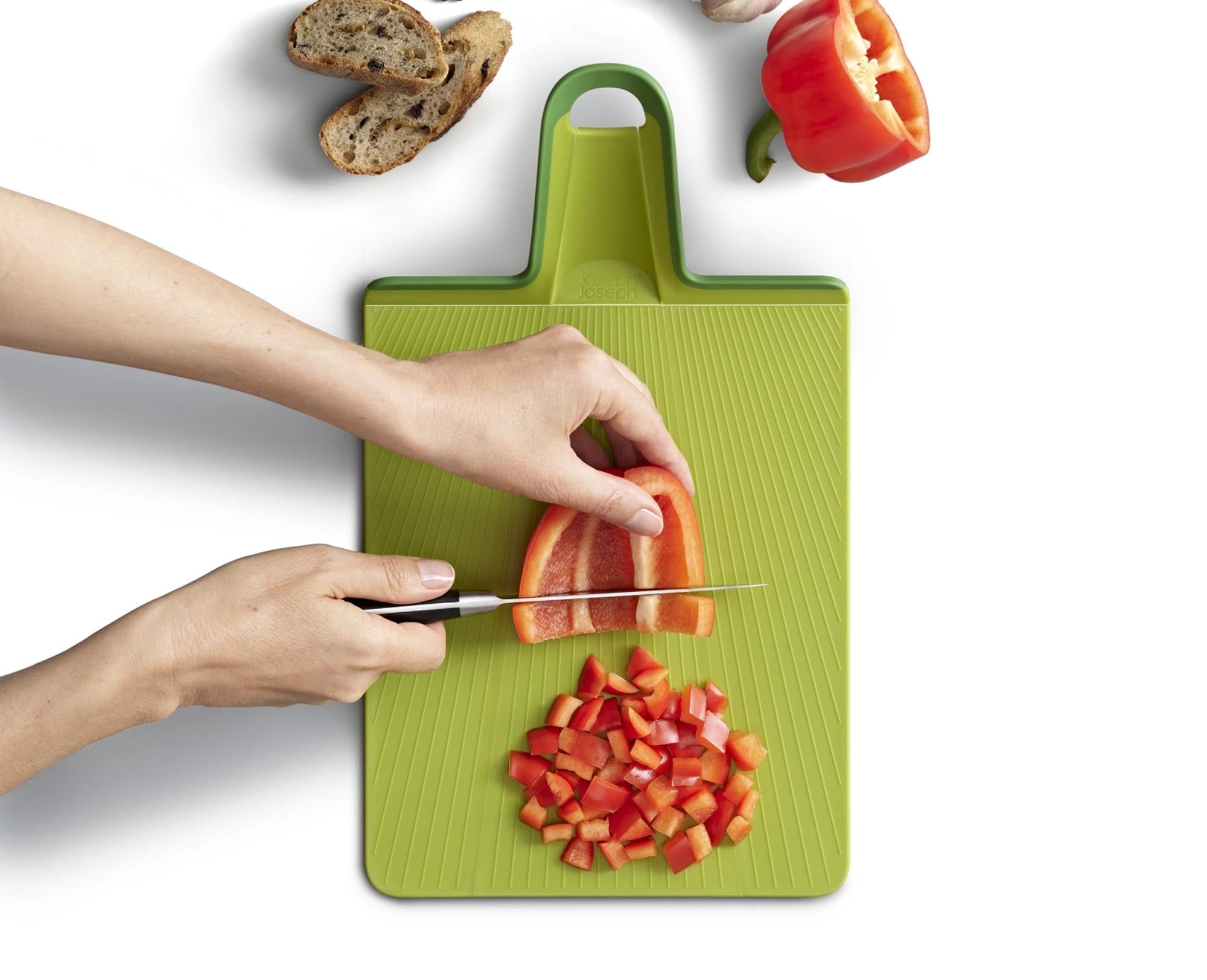 Entdecke das Chop2Pot Plus Faltbare Schneidebrett in frischem Grün von Joseph Joseph. Praktisch, platzsparend und ideal für eine saubere Küchenarbeit!