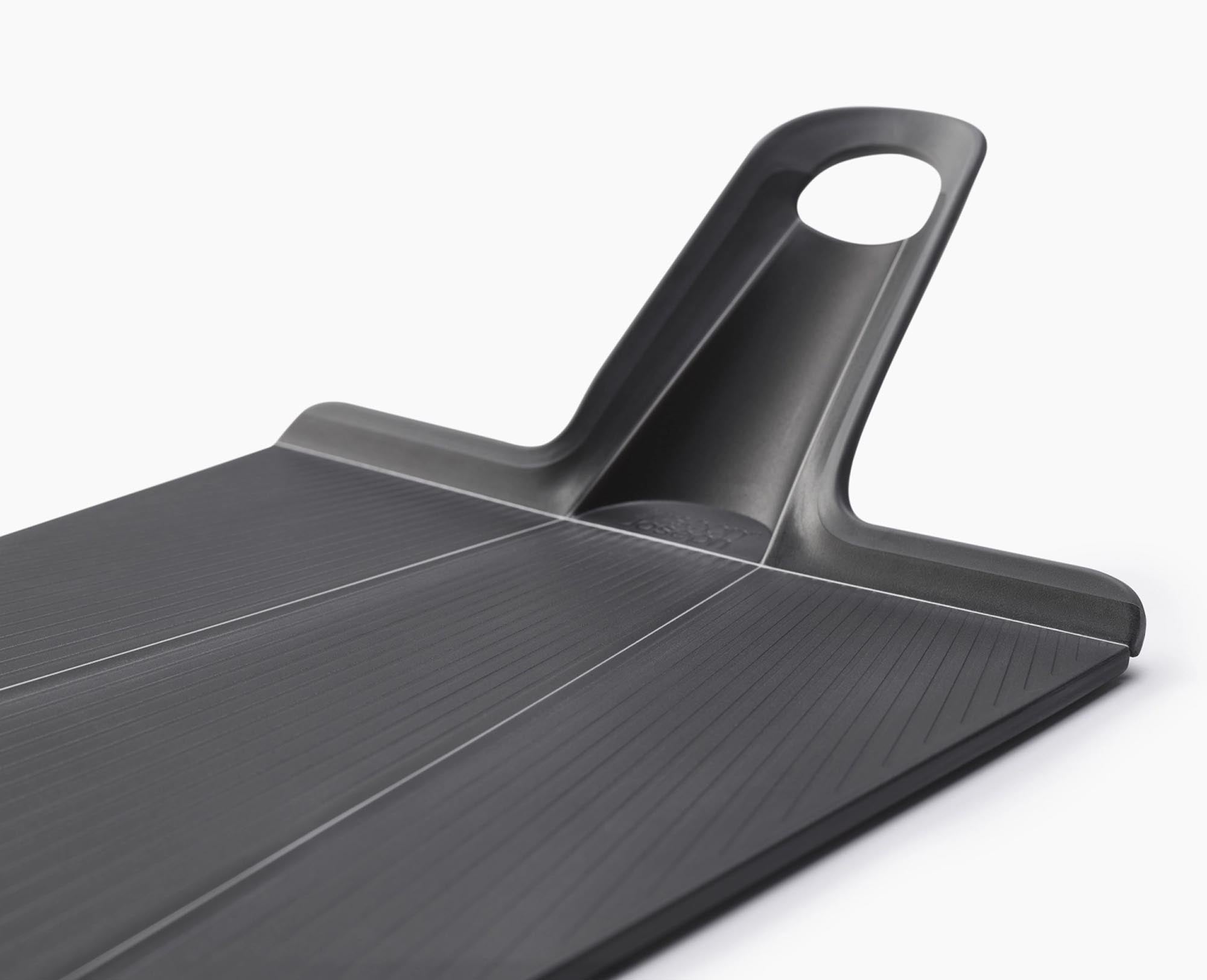 Chop2Pot Plus: Praktisches, faltbares Schneidebrett in Schwarz, ideal für sicheres Schneiden und einfaches Übertragen von Lebensmitteln.