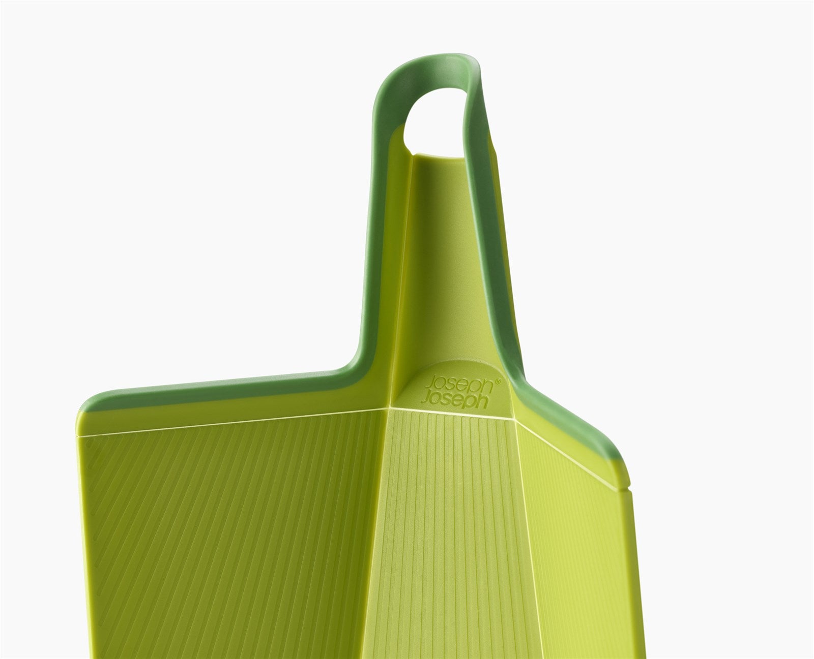 Entdecken Sie das Chop2Pot Plus in Grün! Dieses innovative, faltbare Schneidebrett (45x26.3 cm) sorgt für eine saubere Küche und effizientes Kochen.