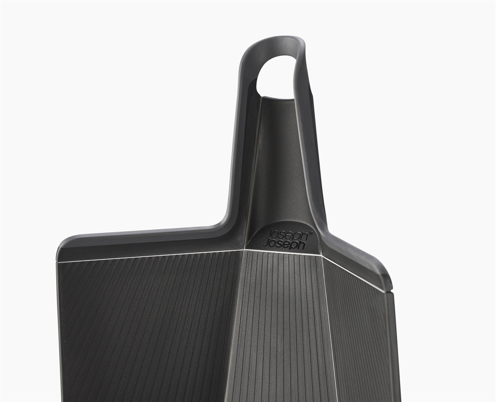 Entdecke das Chop2Pot Plus Faltbare Schneidebrett von Joseph Joseph. Mit 45x26.3 cm, innovativer Faltfunktion und BPA-freiem Material ist es der perfekte Küchenhelfer!