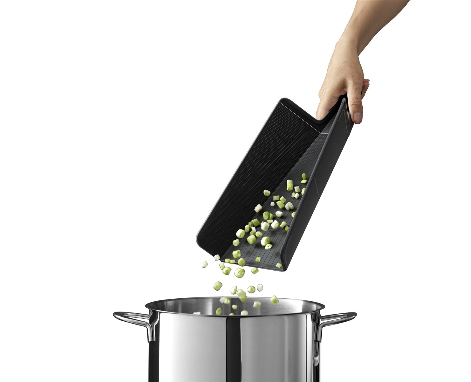 Das Chop2Pot Plus Faltbare Schneidebrett in Schwarz von Joseph Joseph vereint Funktionalität und Stil. Mit 45x26.3 cm und cleverer Falttechnik ist es ideal für jede Küche!