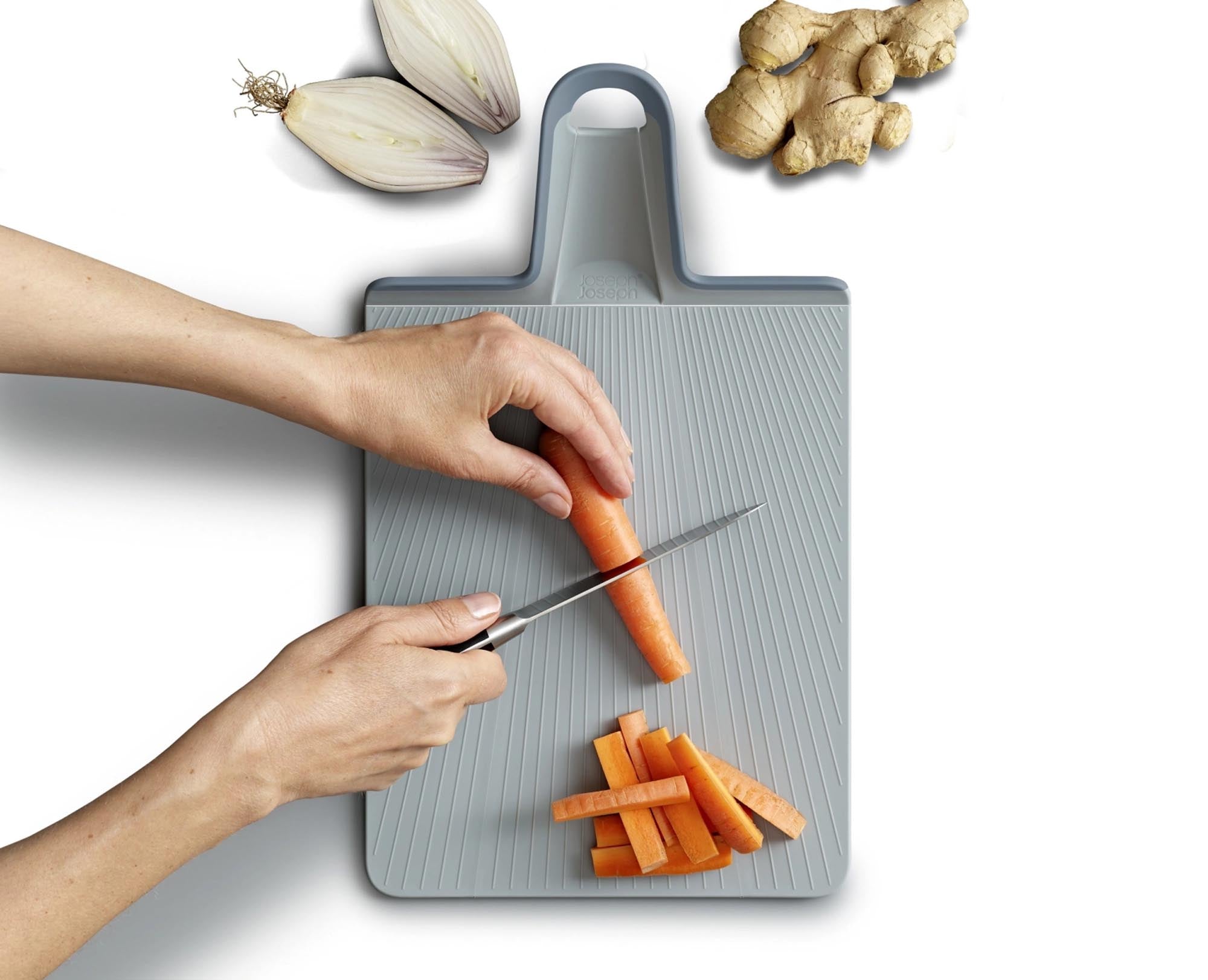 Entdecken Sie das Chop2Pot Plus Faltbare Schneidebrett in Blassblau von Joseph Joseph – ideal für effizientes Schneiden und einfaches Umfüllen.