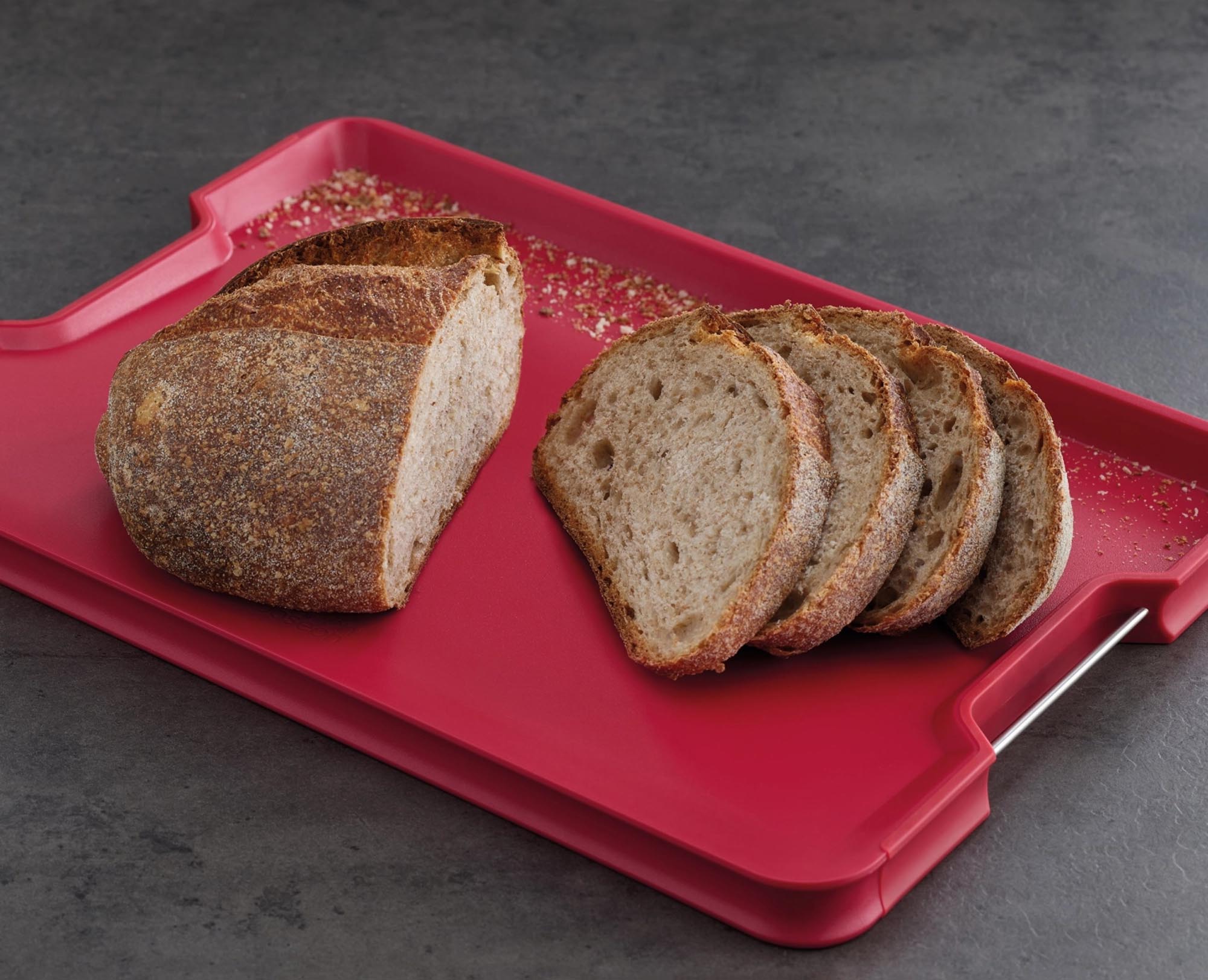 Vielseitiges, rotes Schneidebrett mit rutschfestem Design von Joseph Joseph.