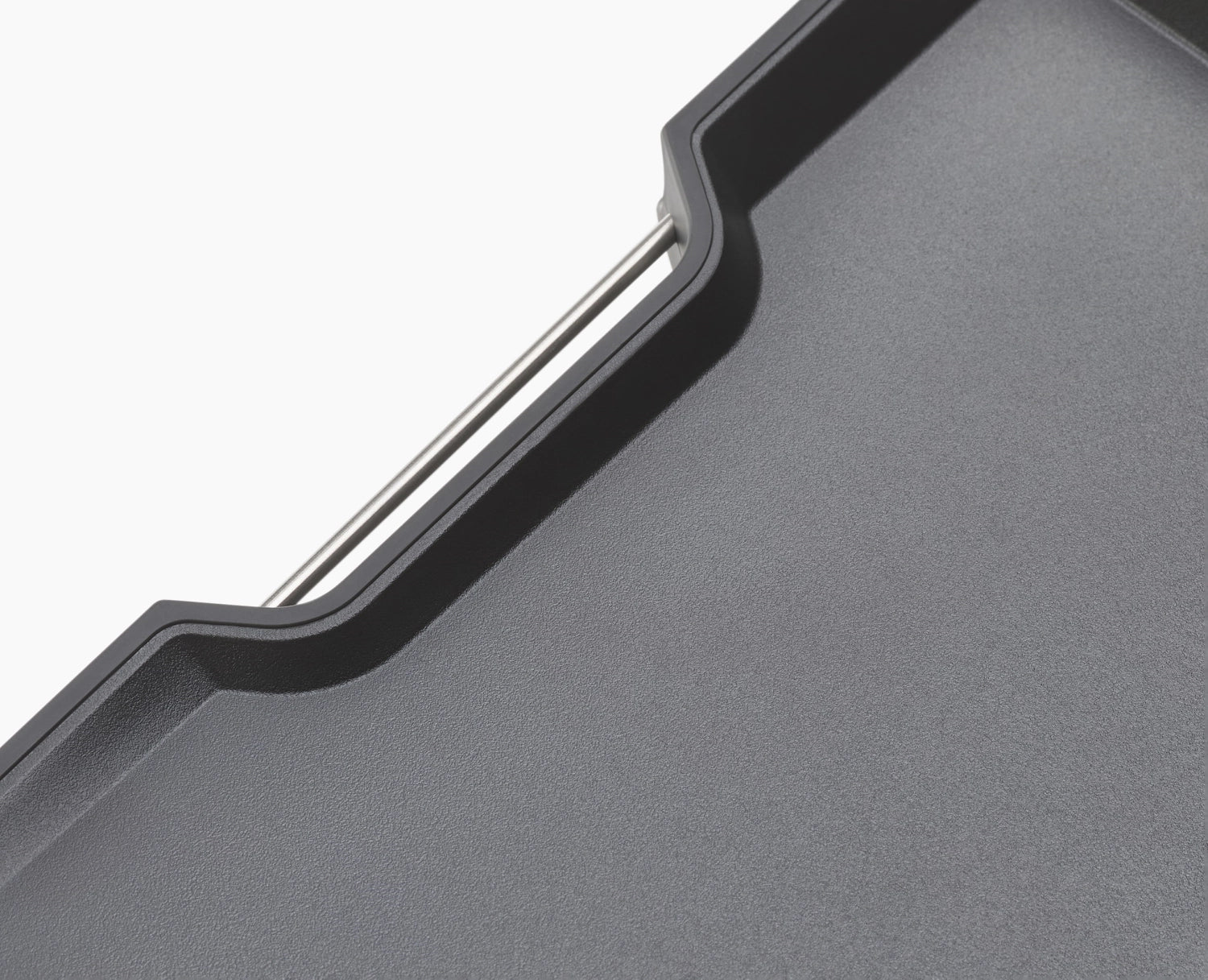 Schwarzes Cut&Carve Plus Schneidebrett von Joseph Joseph, perfekt für präzises Schneiden und stilvolles Servieren in der modernen Küche.
