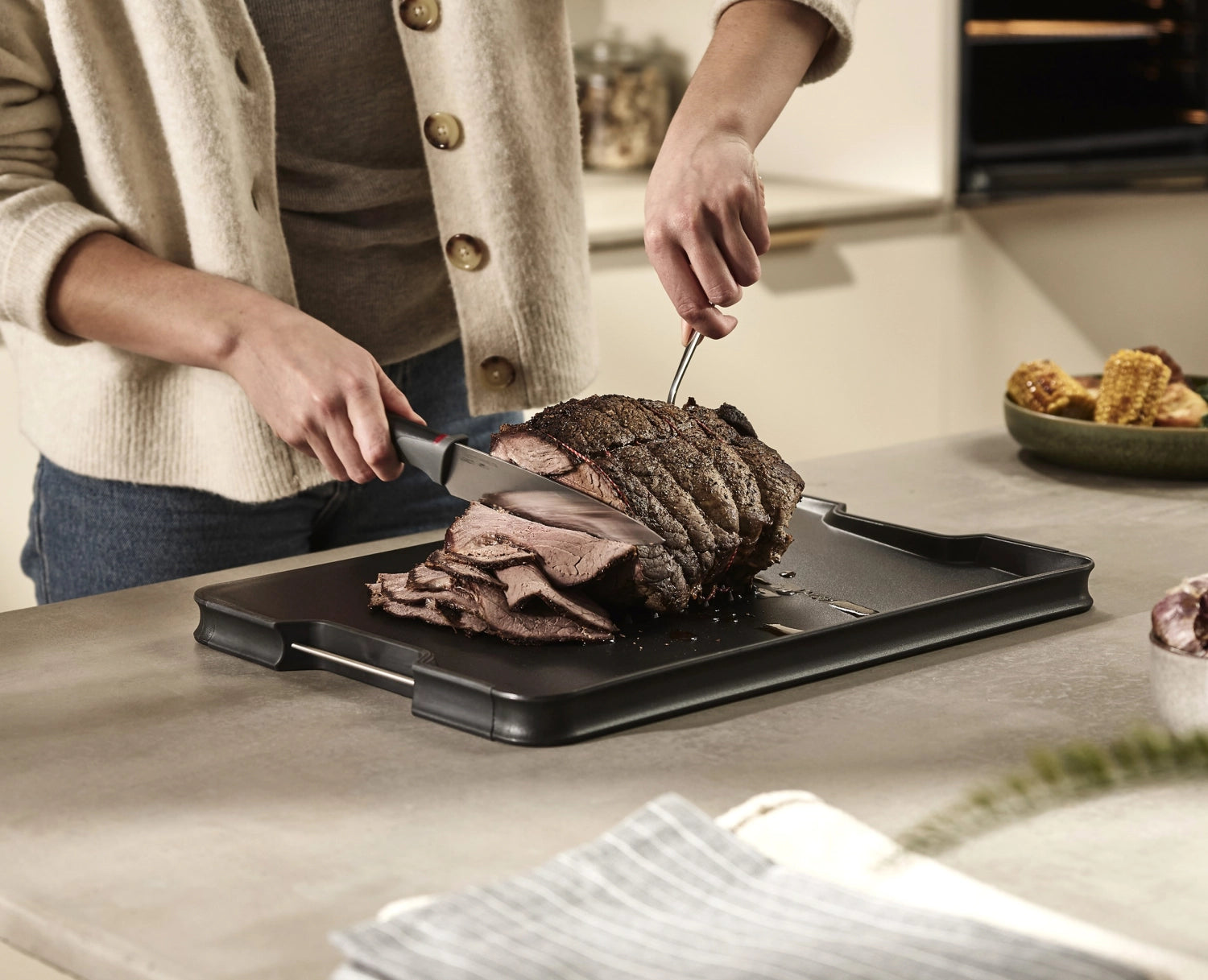 Schwarzes Cut&Carve Plus Schneidebrett von Joseph Joseph, perfekt für präzises Schneiden und stilvolles Servieren in der Küche.