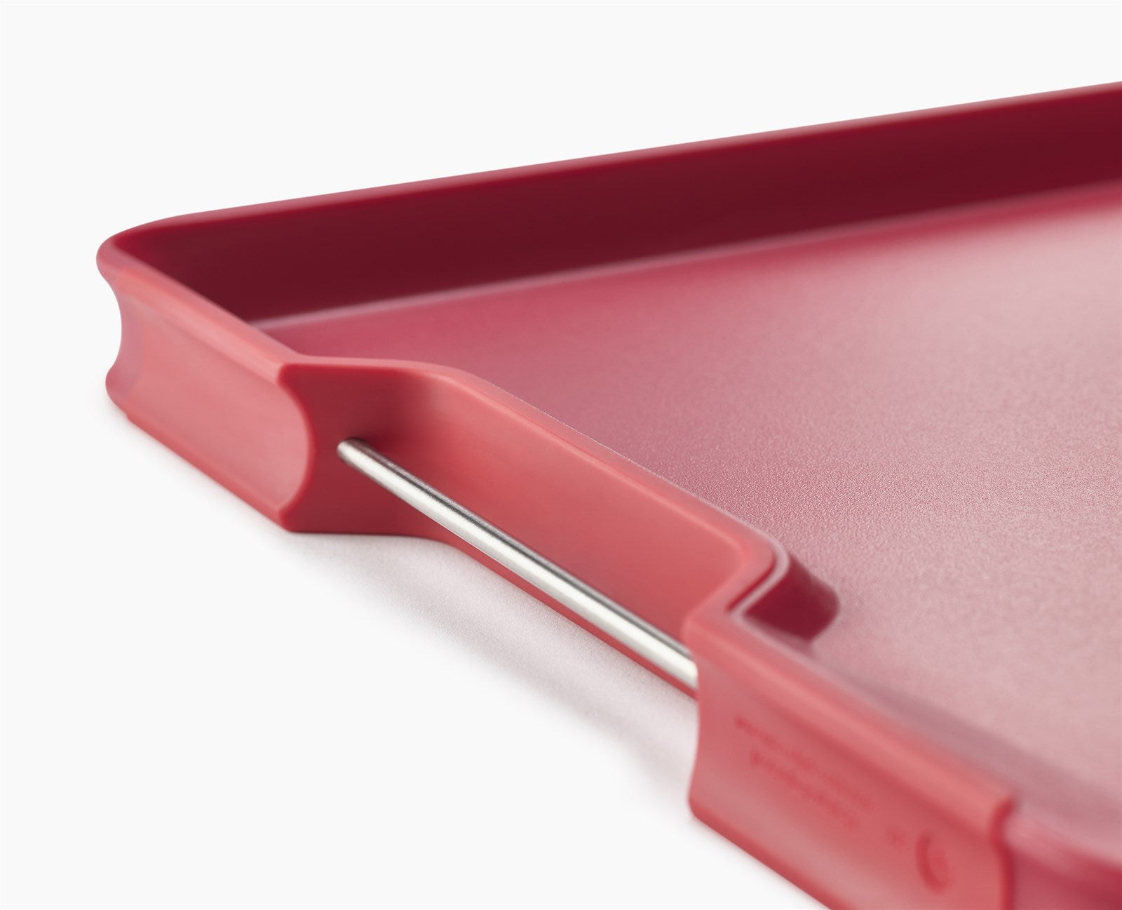 Entdecken Sie das Cut&Carve Plus Schneidebrett in Rot – ideal für große Lebensmittel, hygienisch und spülmaschinenfest. Ein Must-Have für jede Küche!