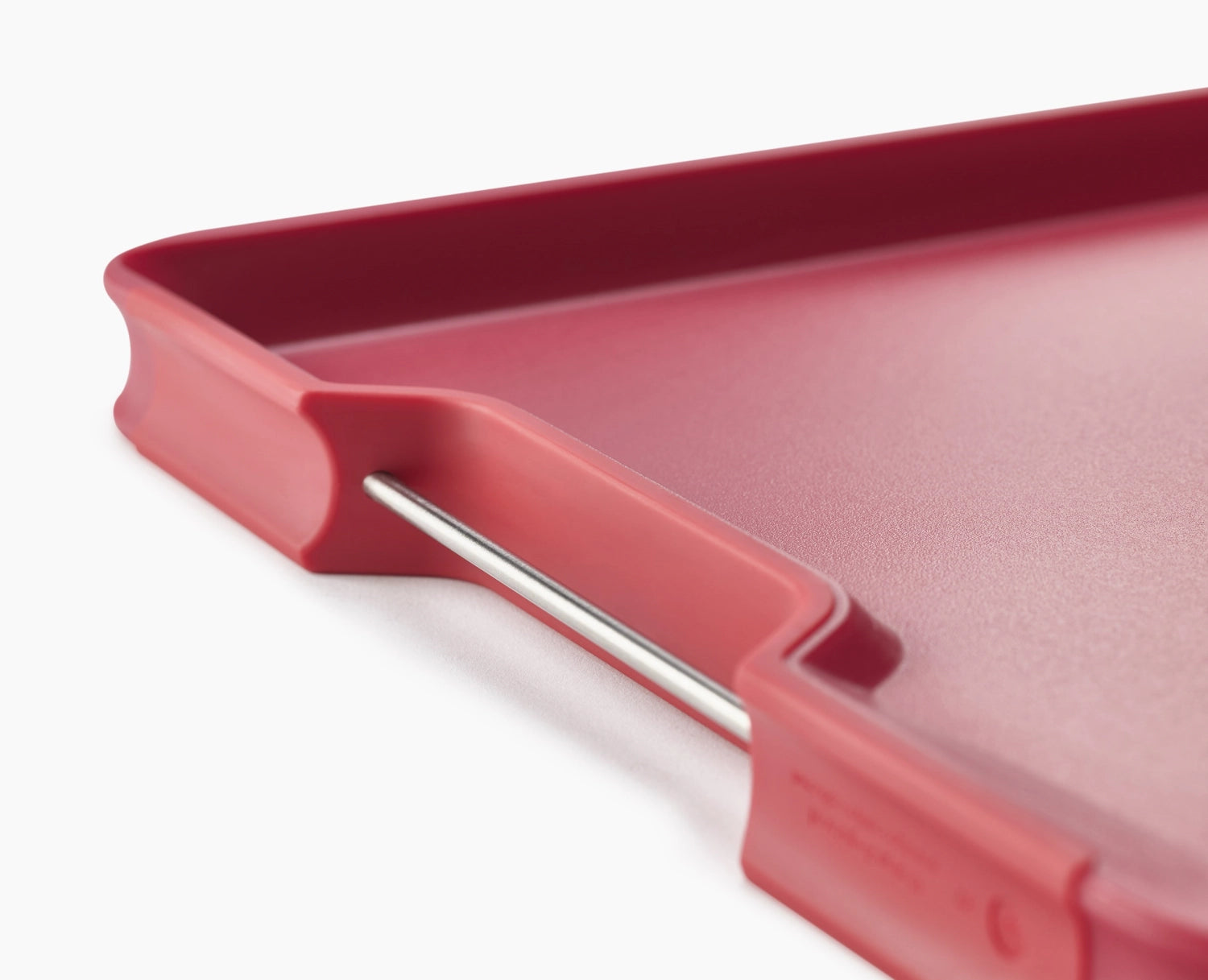 Extragroßes rotes Schneidebrett Cut&Carve Plus von Joseph Joseph, ideal für vielseitige Küchenanwendungen und stilvolles Servieren.
