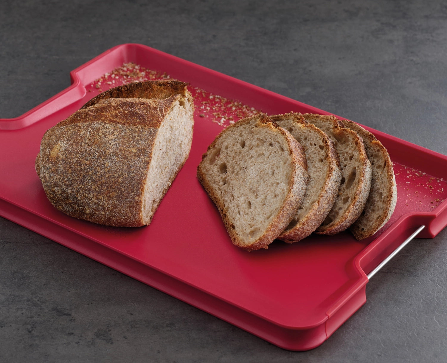 Cut&Carve Plus Schneidebrett Extragroß in Rot von Joseph Joseph, vielseitig und funktional, ideal für die Zubereitung von Speisen in der Küche.