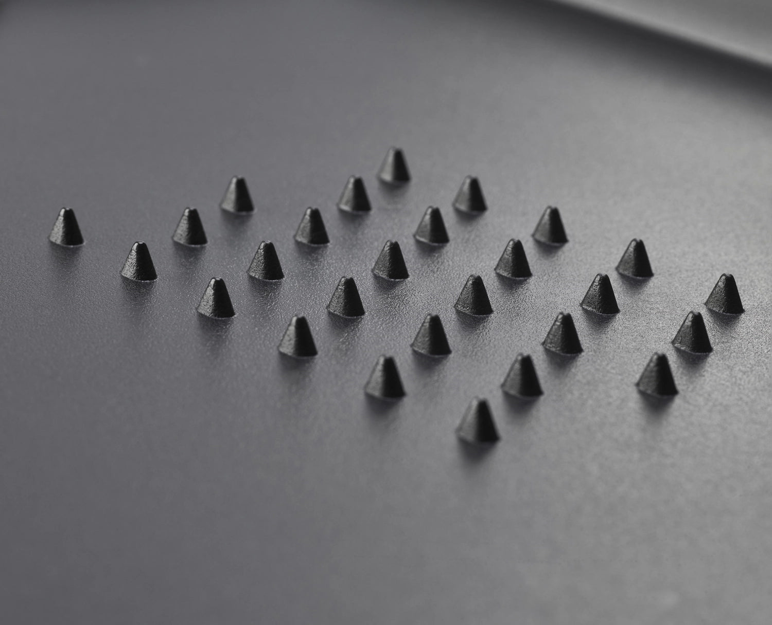 Schwarzes Cut&Carve Plus Schneidebrett von Joseph Joseph, großzügige Fläche für müheloses Schneiden und Zubereiten in der Küche.