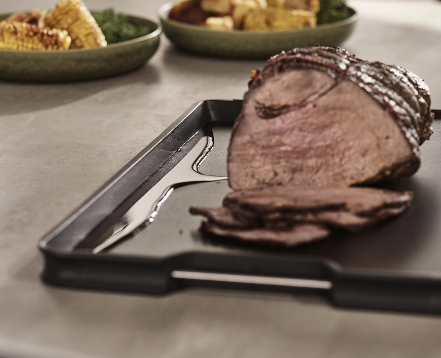 Großes, schwarzes Cut&Carve Plus Schneidebrett von Joseph Joseph, perfekt für effizientes Schneiden und Zubereiten in der Küche.