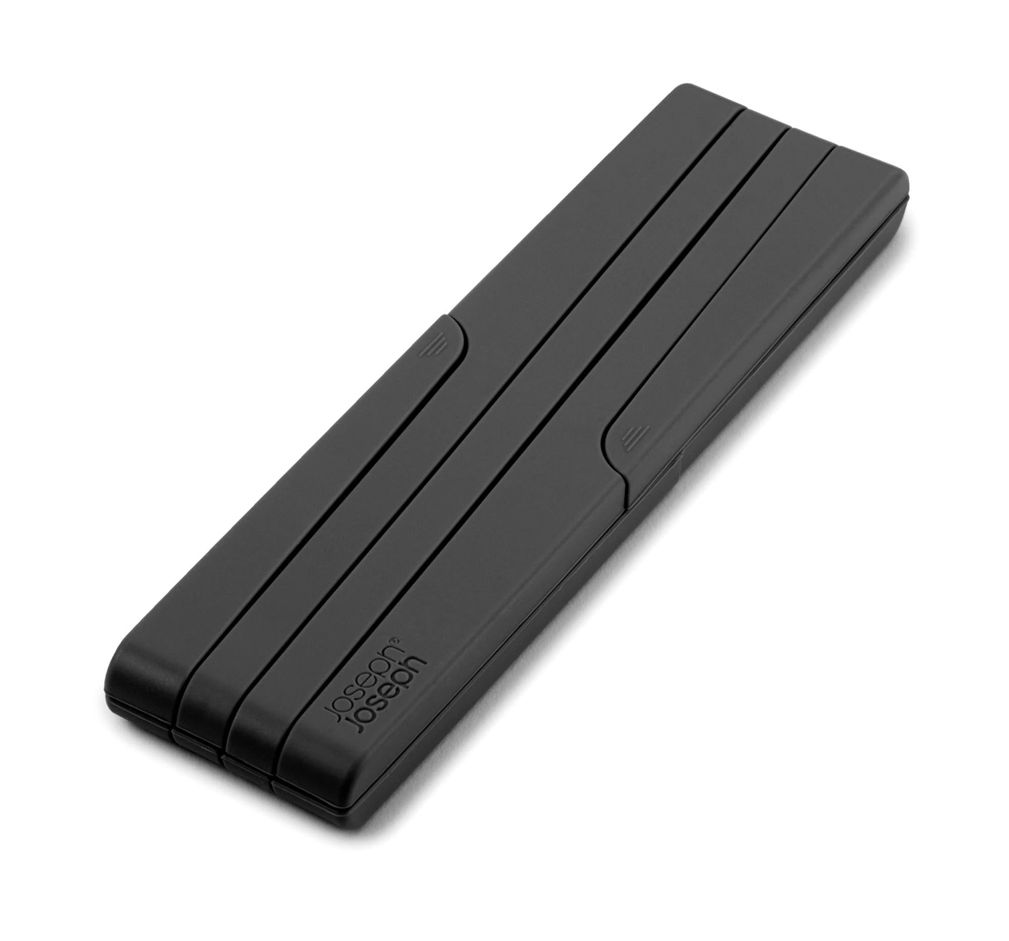 Entdecken Sie den vielseitigen Stretch Topfuntersetzer in Schwarz von Joseph Joseph. Hitzebeständig, rutschfest und spülmaschinenfest – ideal für jede Küche!