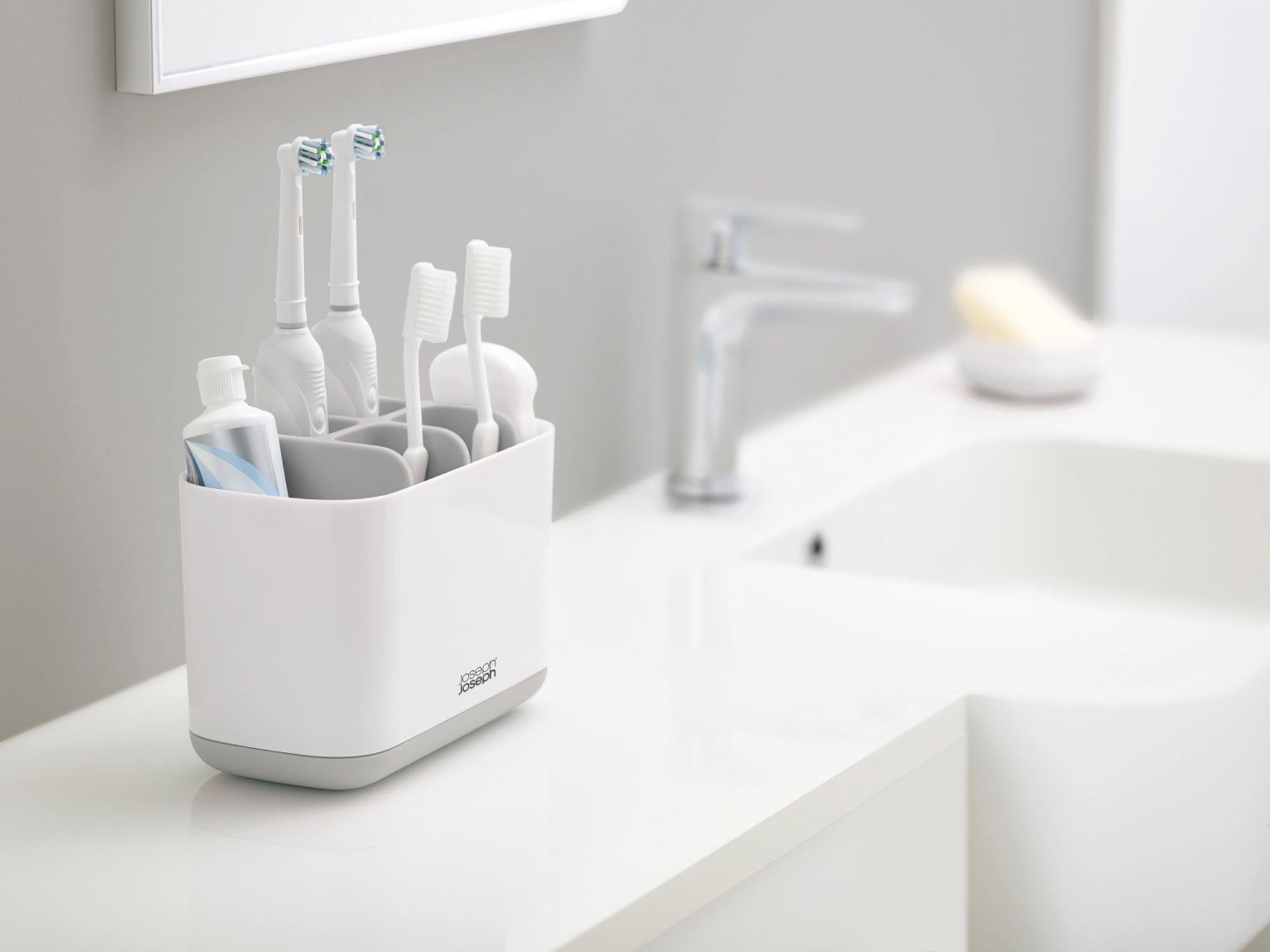 Innovativer Zahnbürstenhalter für ein aufgeräumtes Badezimmer.