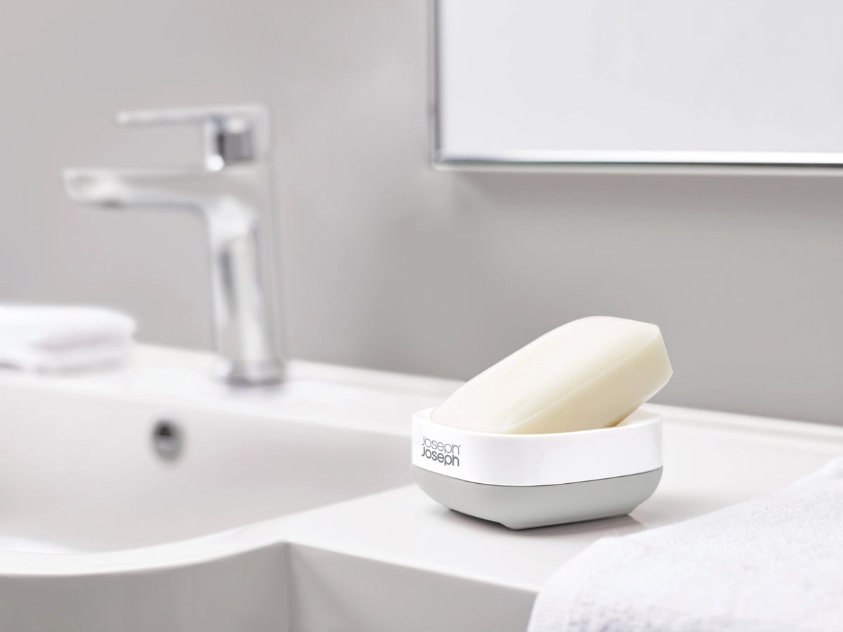 Slim Compact Seifenbehälter weiss grau, 7.4x7.9x3.6 cm in Weiss präsentiert im Onlineshop von KAQTU Design AG. Seifenspender ist von Joseph Joseph