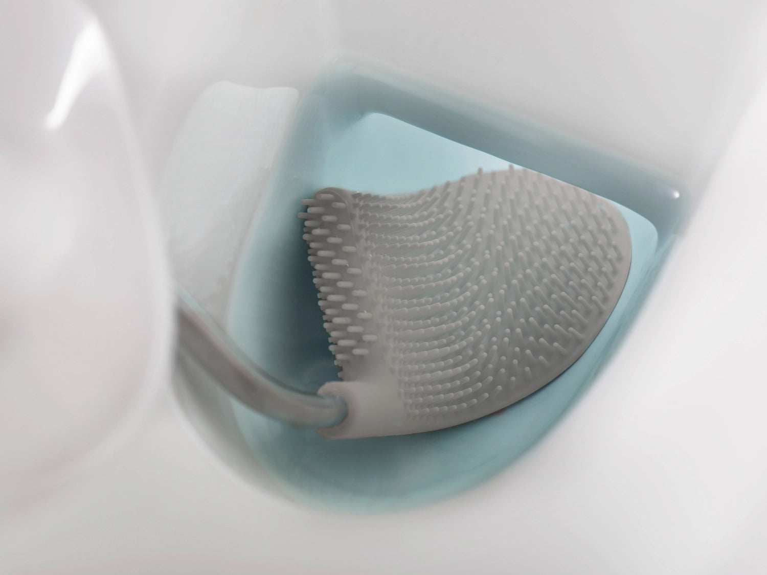 Flex Smart Toilettenbürste in Weiß und Grau, 11.4x17.4x42.9 cm, von Joseph Joseph, funktionales und elegantes Design für das Badezimmer.
