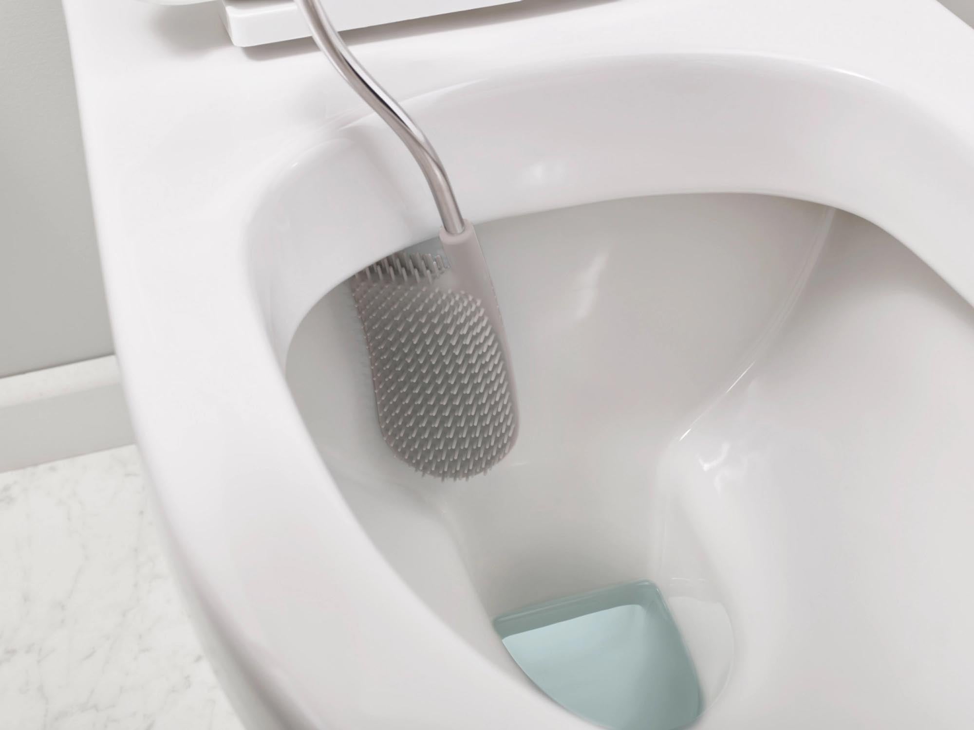 Moderne Flex Plus Toilettenbürste von Joseph Joseph in Weiß/Grau. Praktisches Fach für Badutensilien, langlebig und elegant im Design.